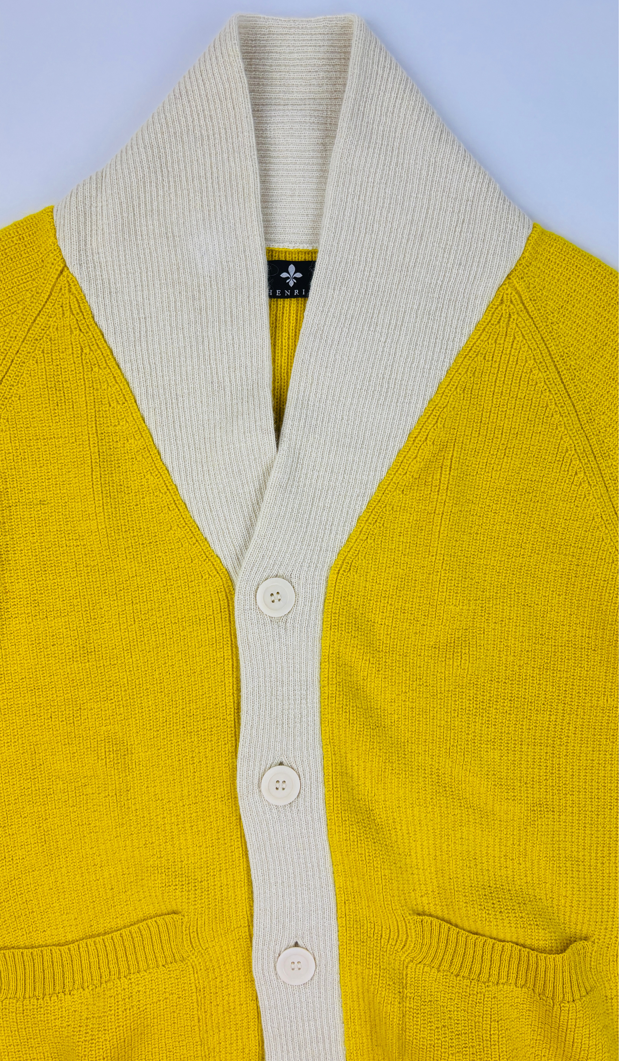 Kragenansicht der gelben Alpaka Strickjacke für Herren– weiche, edle Stricktextur.