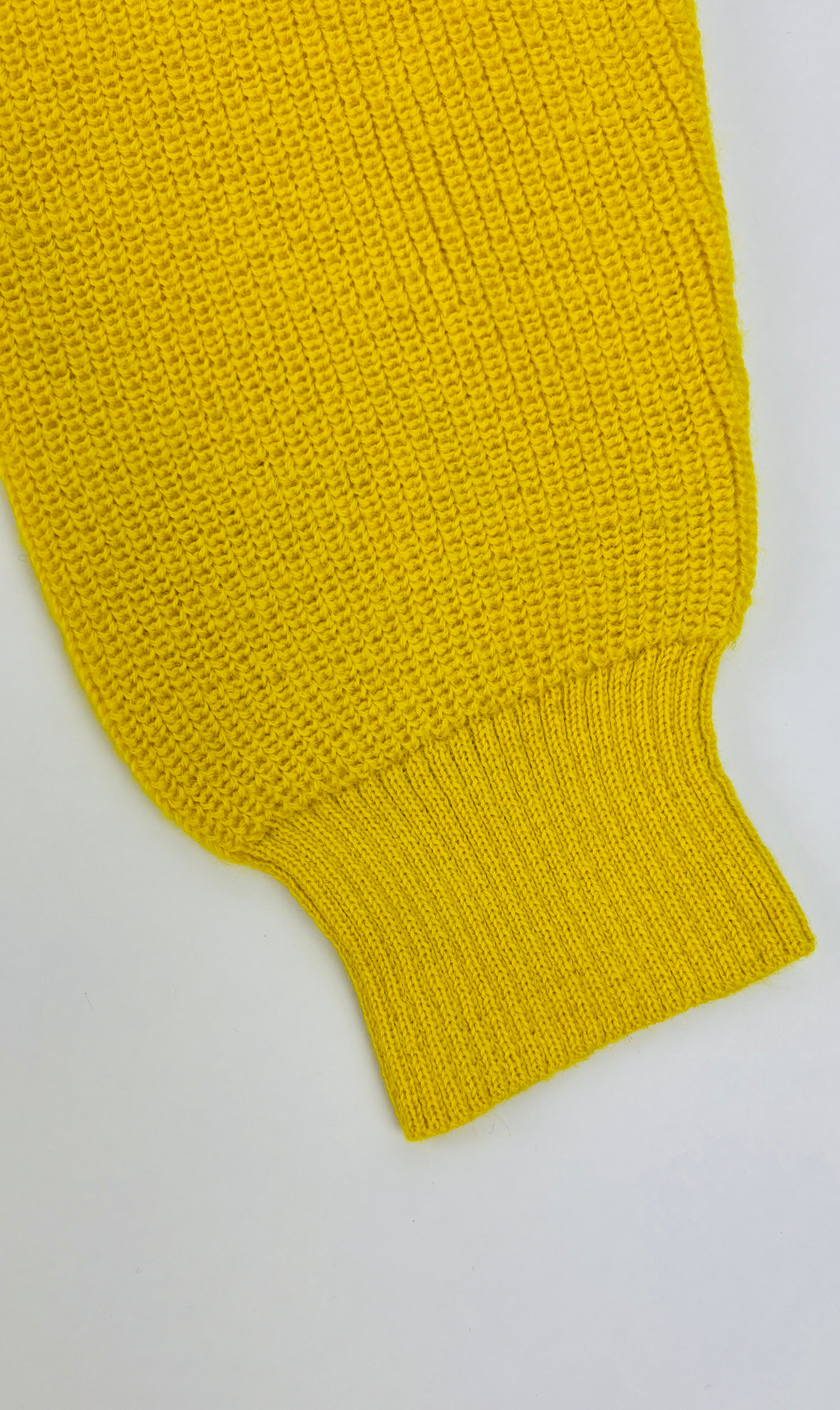 Ärmelansicht der gelben Alpaka Strickjacke für Herren– weiche, edle Stricktextur.