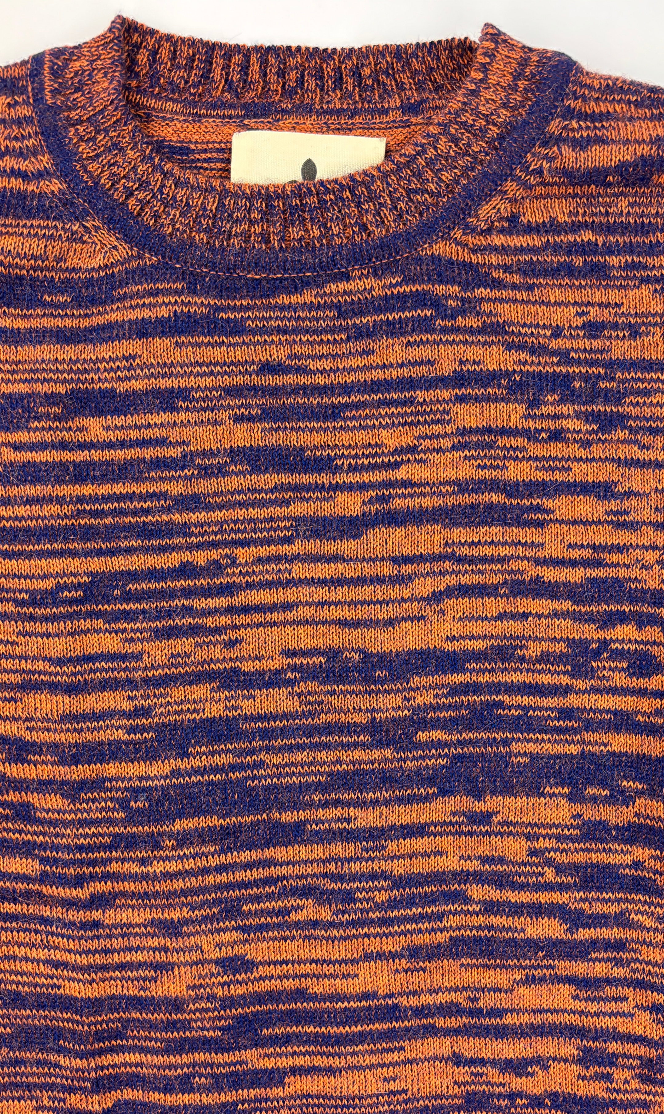 Kragenansicht des orange blauen Alpaka Pullover für Herren– weiche, edle Stricktextur.