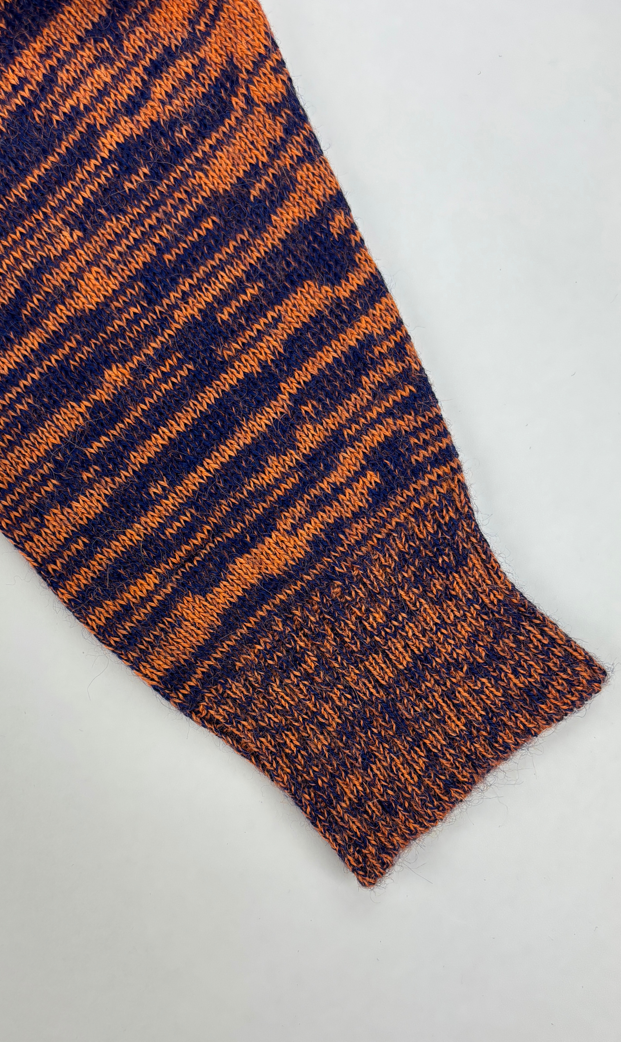 Ärmelansicht des orange blauen Alpaka Pullover für Herren– weiche, edle Stricktextur.
