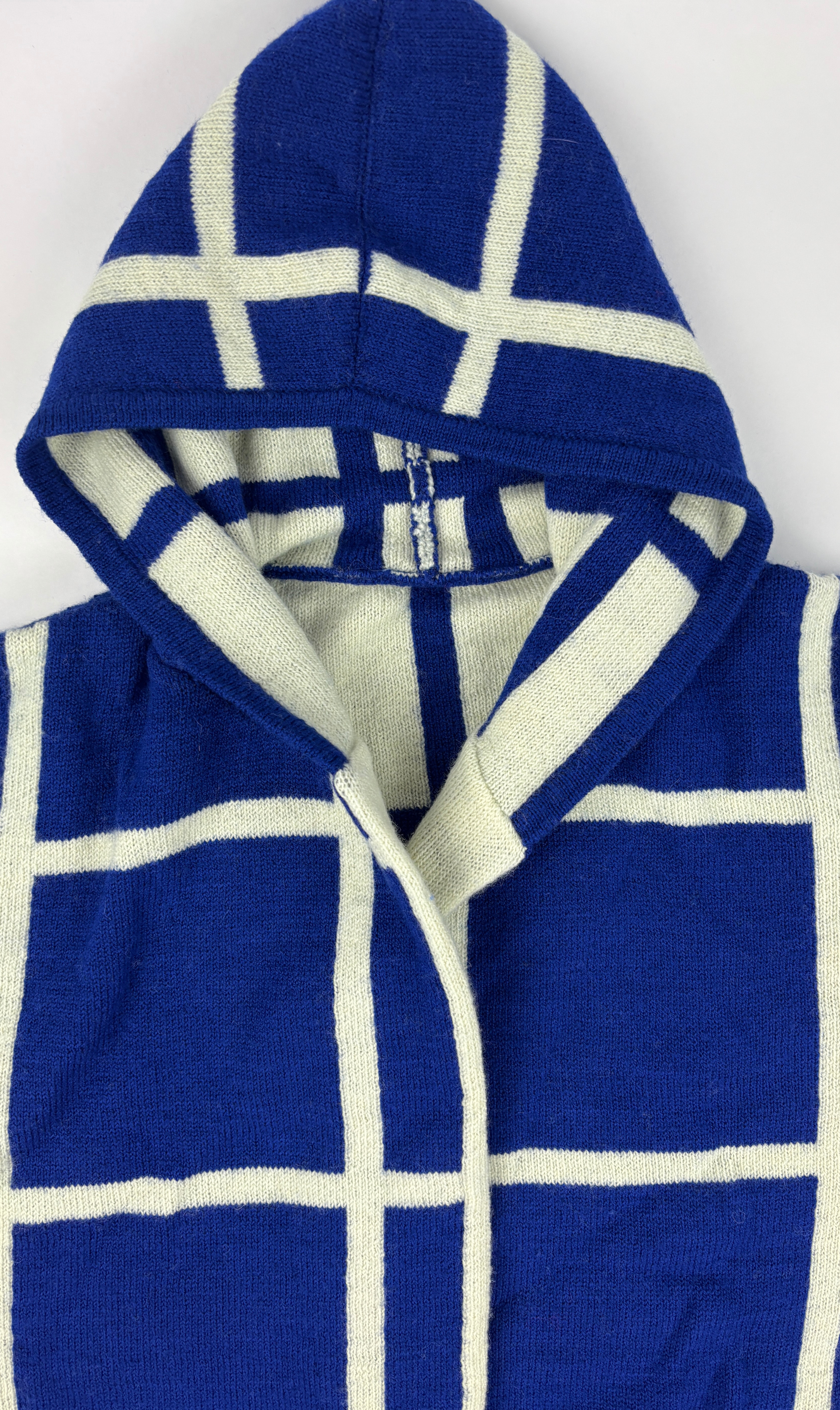 Detailansicht der Kapuze der hochwertigen blau weiß karierten Alpaka-Strickjacke für Herren.