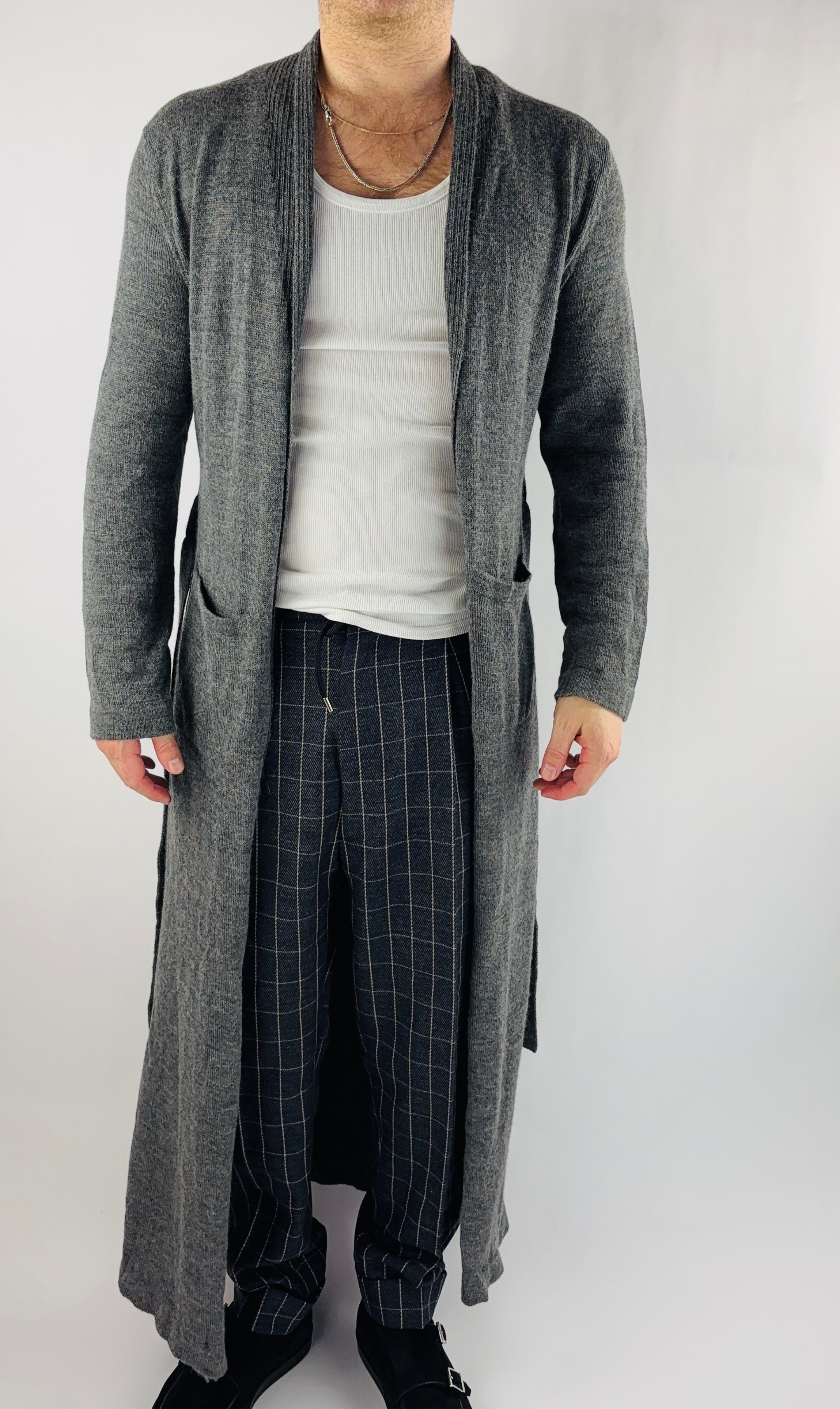 Frontansicht der grauen Alpaka-Strickjacke für Herren– weiche, edle Stricktextur.