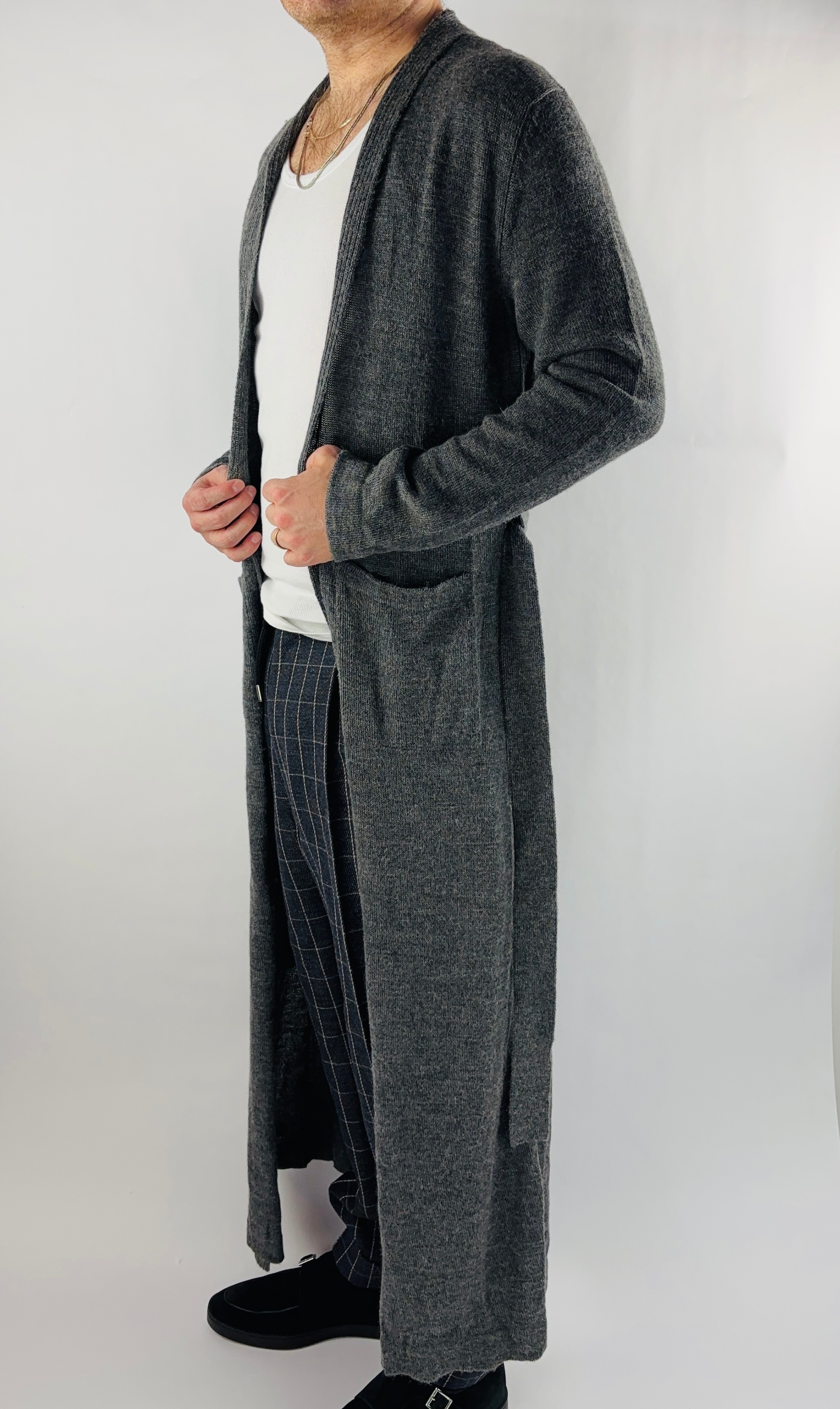 Herren-Strickjacke aus 100 % Baby-Alpaka-Wolle in grau, nachhaltig und exklusiv.