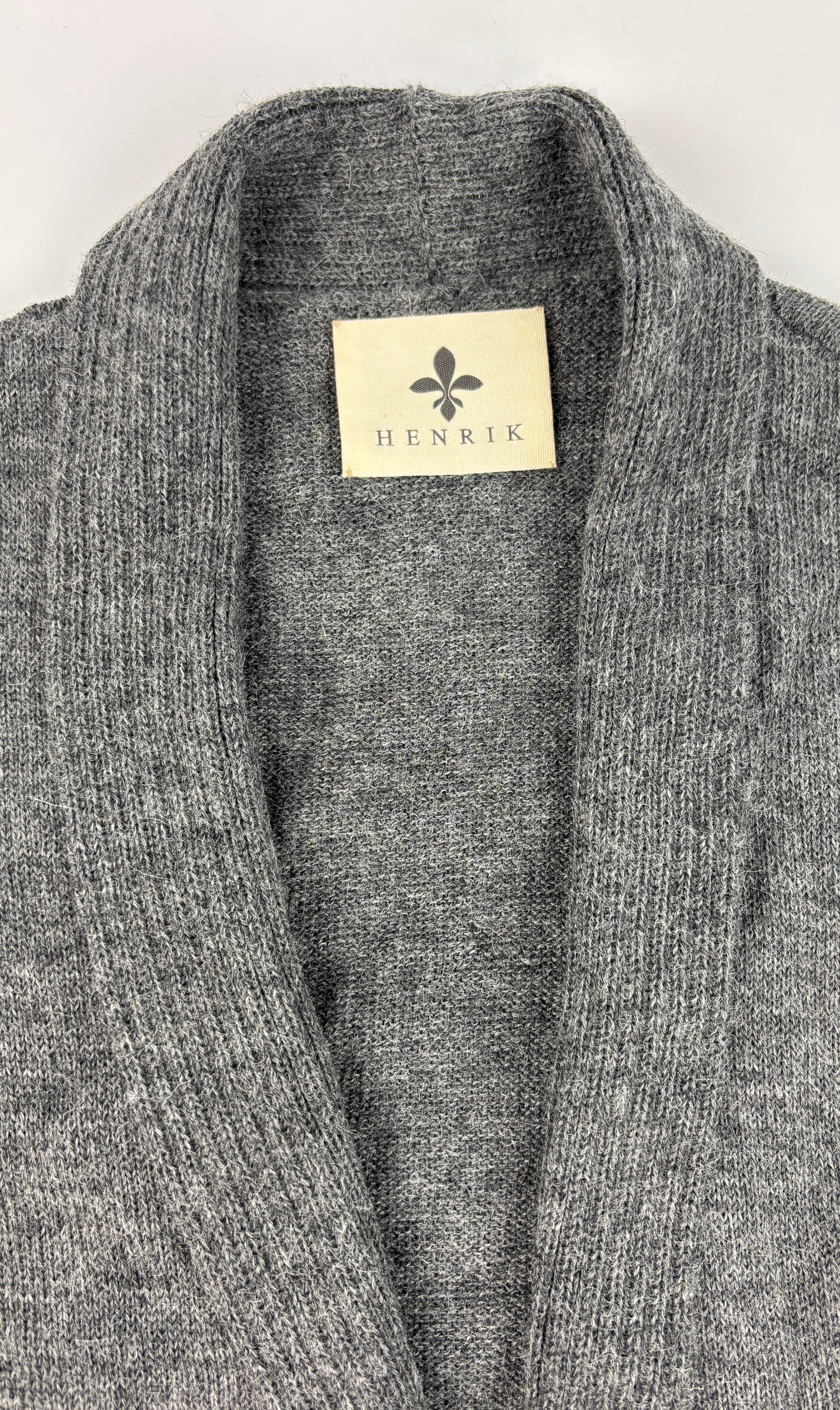 Kragenansicht der grauen Alpaka-Strickjacke für Herren– weiche, edle Stricktextur.