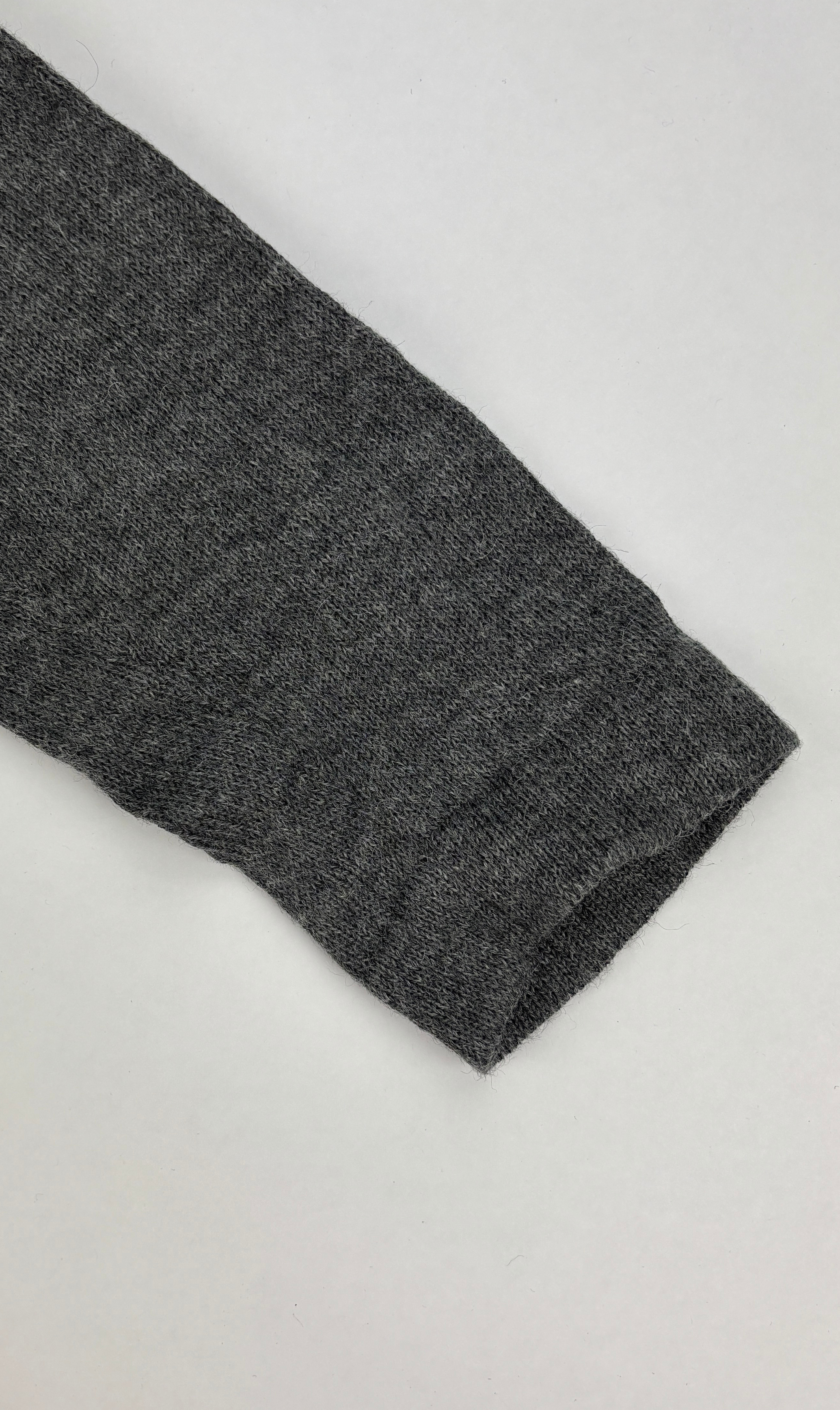 Ärmelansicht der grauen Alpaka-Strickjacke für Herren– weiche, edle Stricktextur.