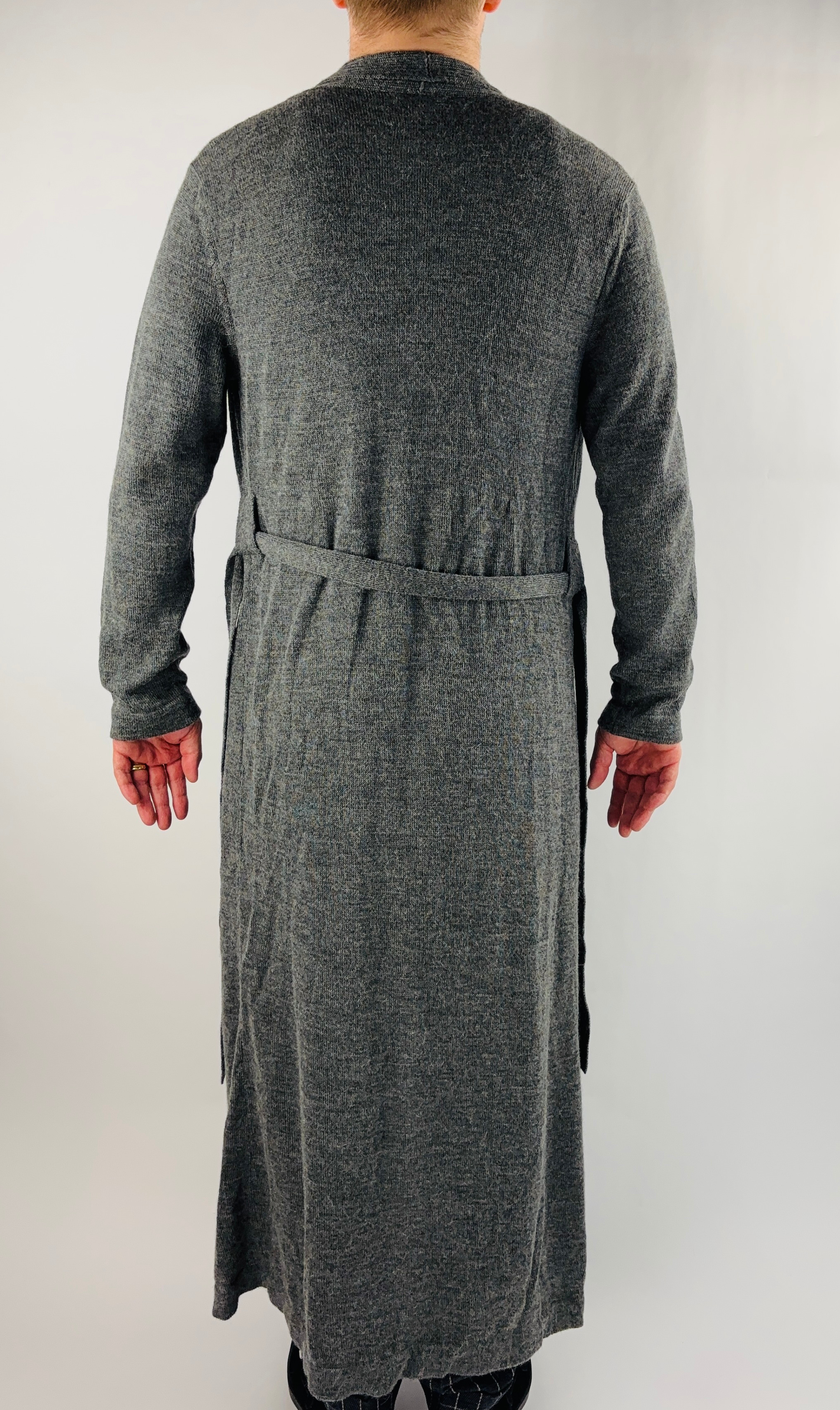 Rückenansicht der grauen Alpaka-Strickjacke für Herren– weiche, edle Stricktextur.