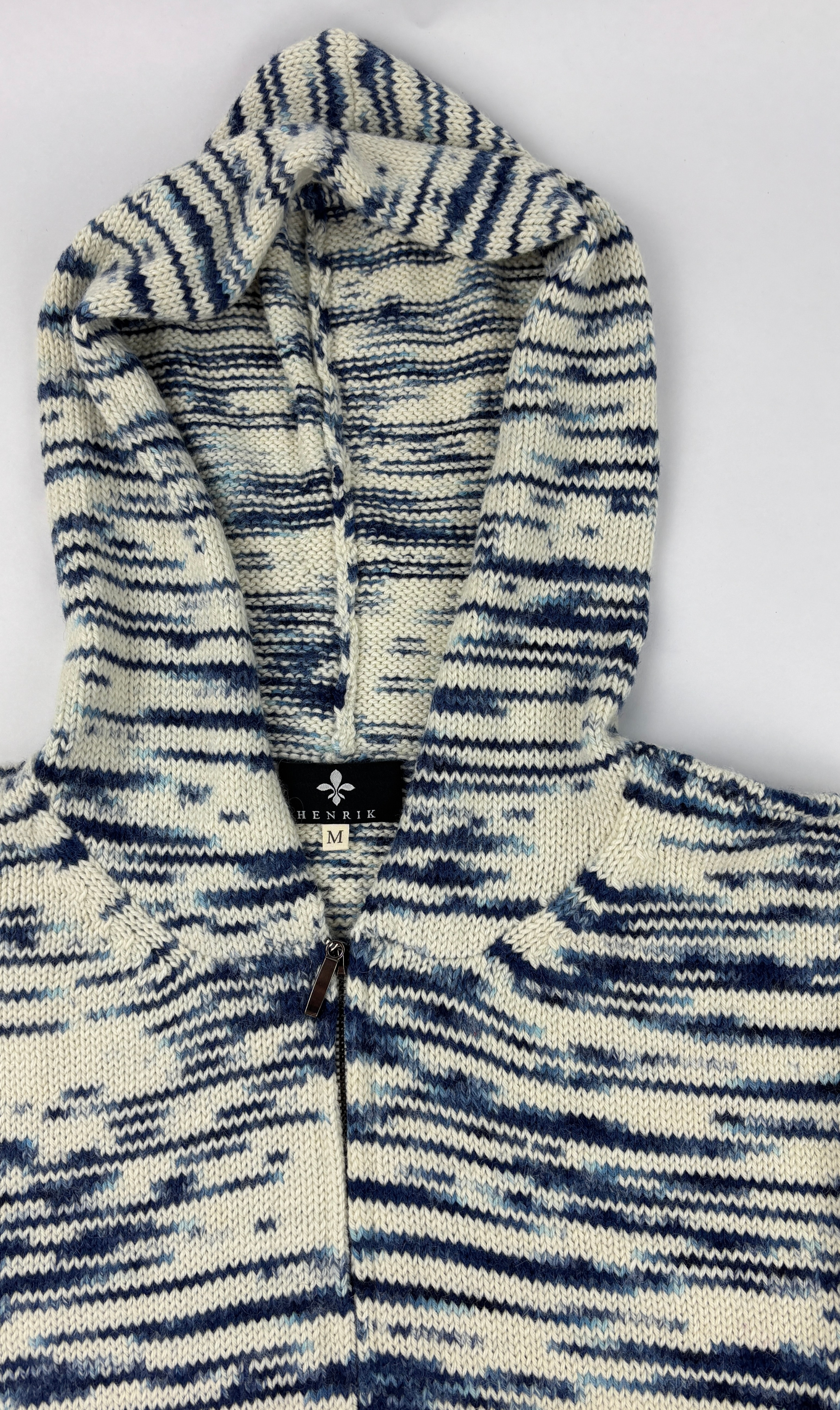 Kragenansicht des blau weißen Alpaka Hoodie für Herren– weiche, edle Stricktextur.