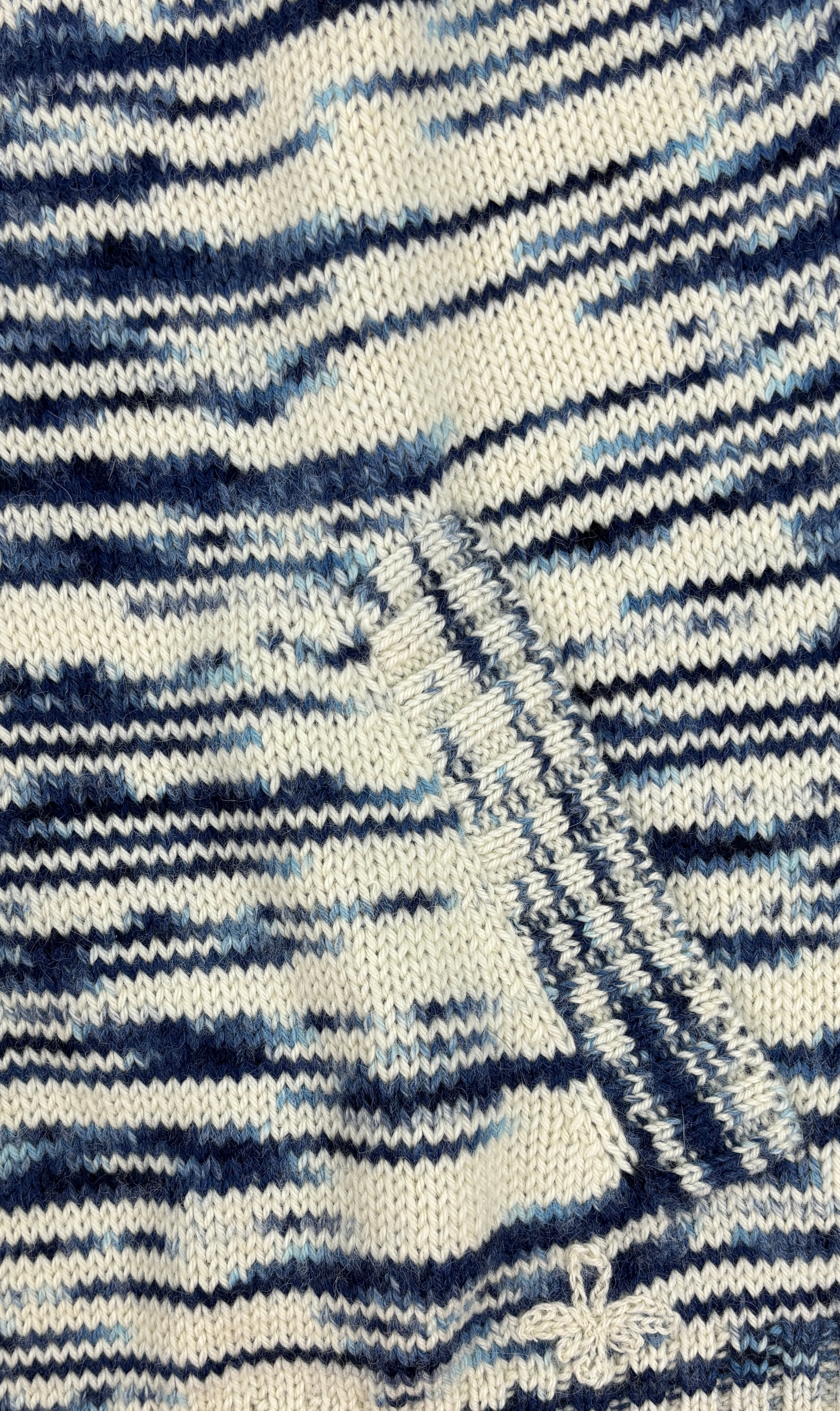 Taschenansicht des blau weißen Alpaka Hoodie für Herren– weiche, edle Stricktextur.