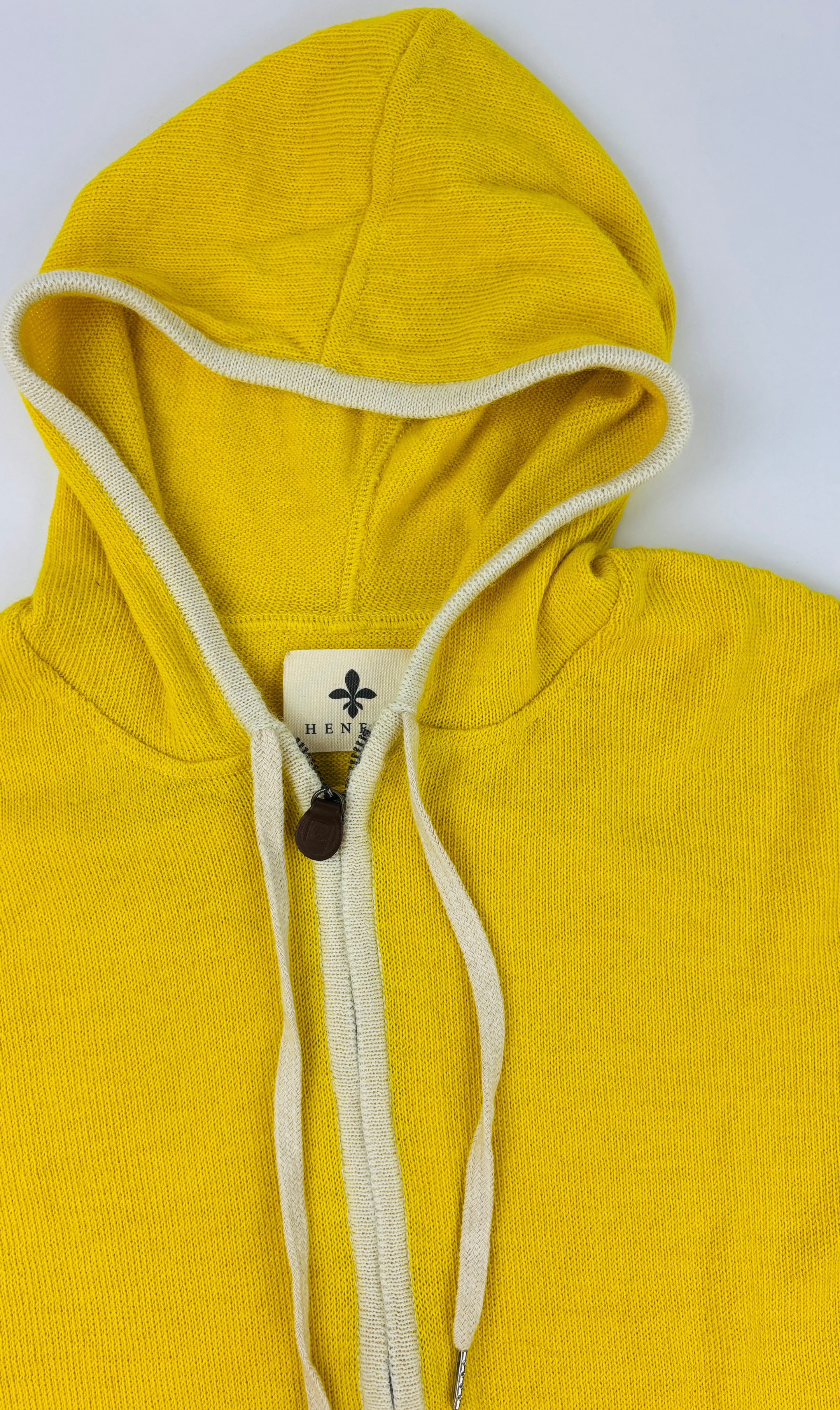 Kragenansicht des gelben Alpaka Hoodie für Herren– weiche, edle Stricktextur.