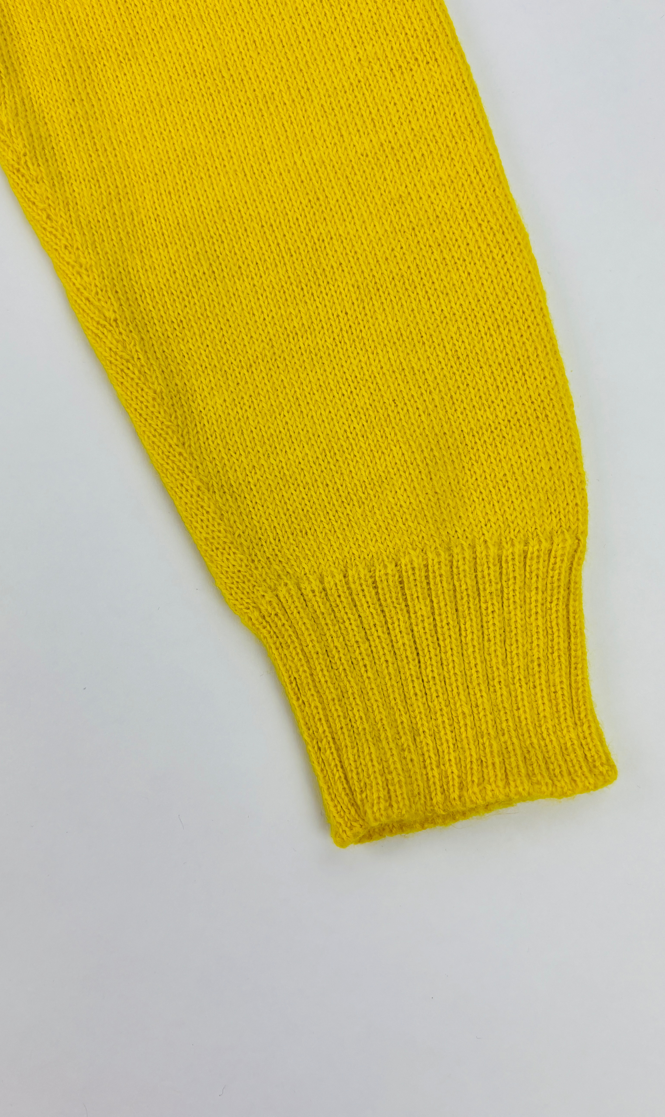 Ärmelansicht des gelben Alpaka Hoodie für Herren– weiche, edle Stricktextur.