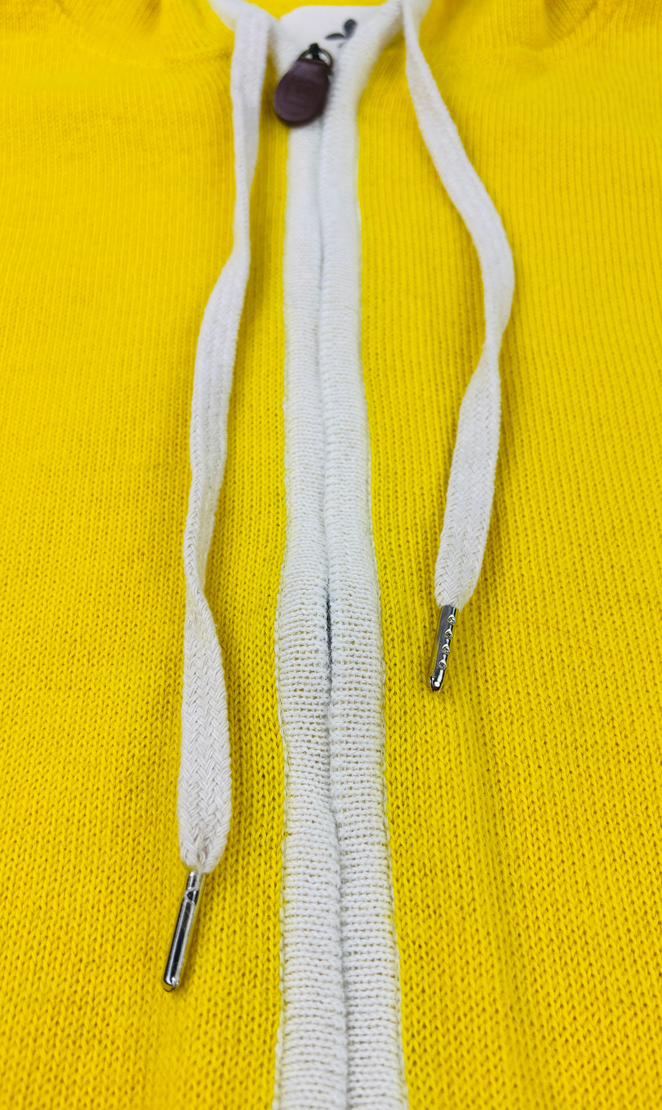 Reißverschluss Ansicht des gelben Alpaka Hoodie für Herren– weiche, edle Stricktextur.