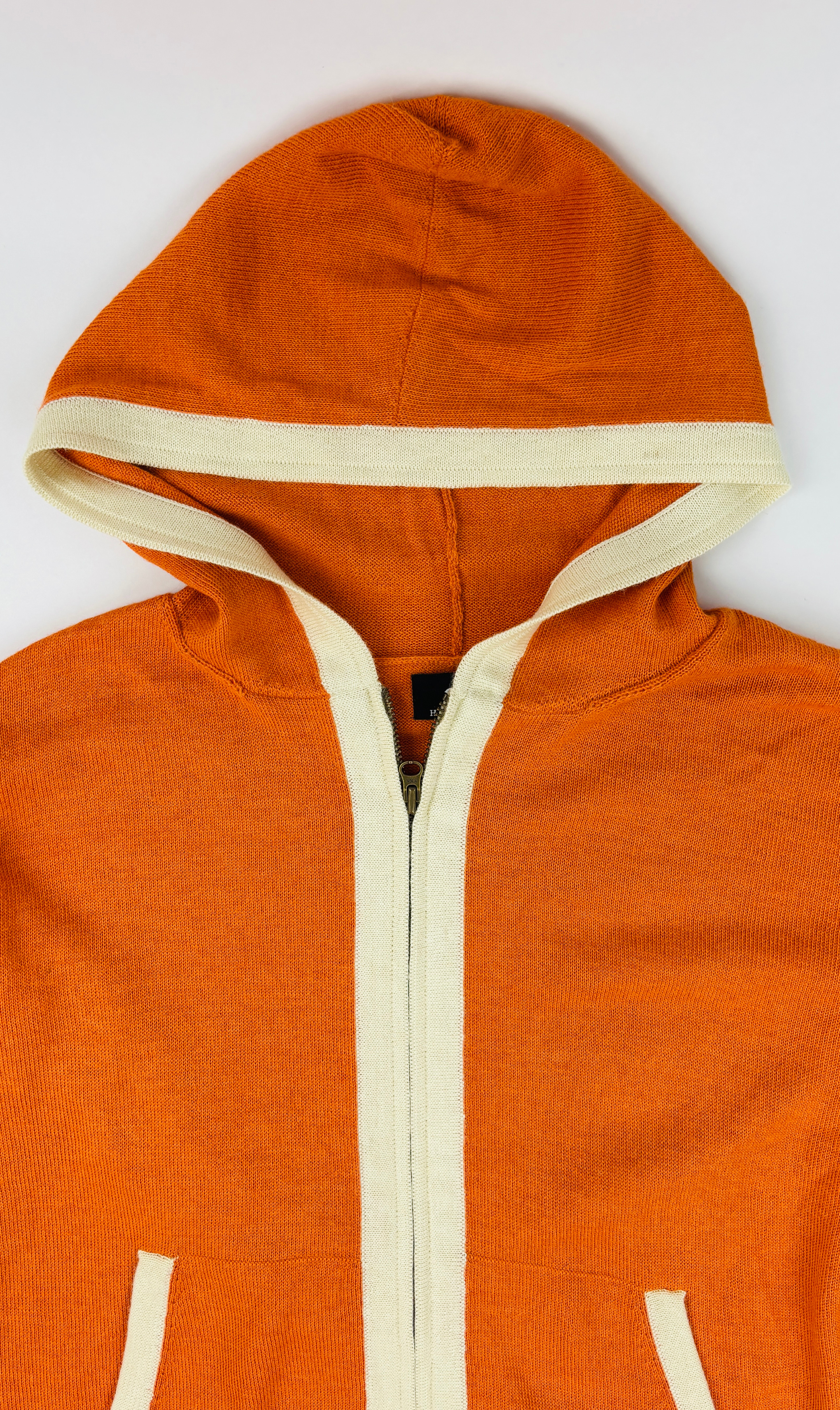 Kragenansicht des orangenen Alpaka Hoodie für Herren– weiche, edle Stricktextur.