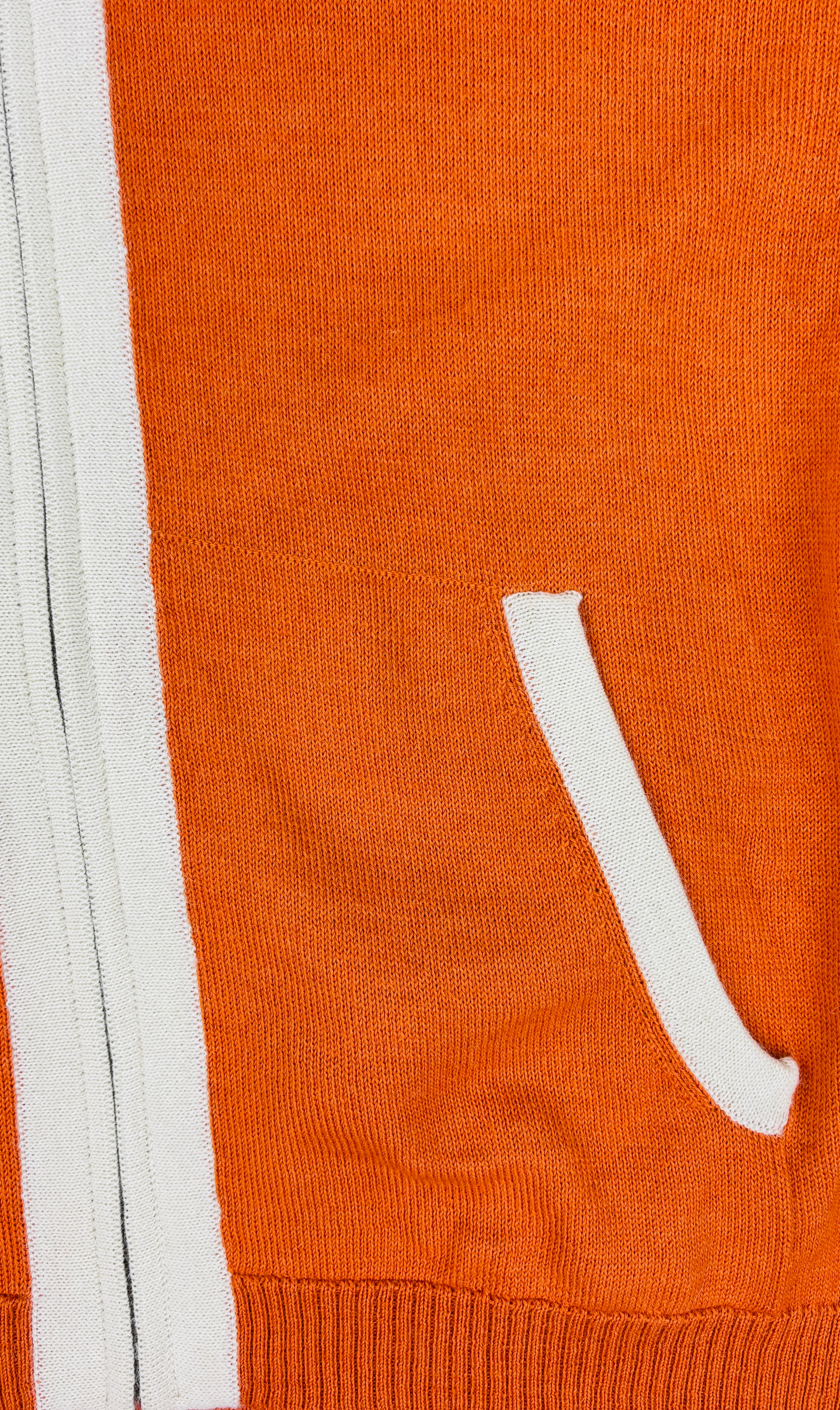 Taschenansicht des orangenen Alpaka Hoodie für Herren– weiche, edle Stricktextur.