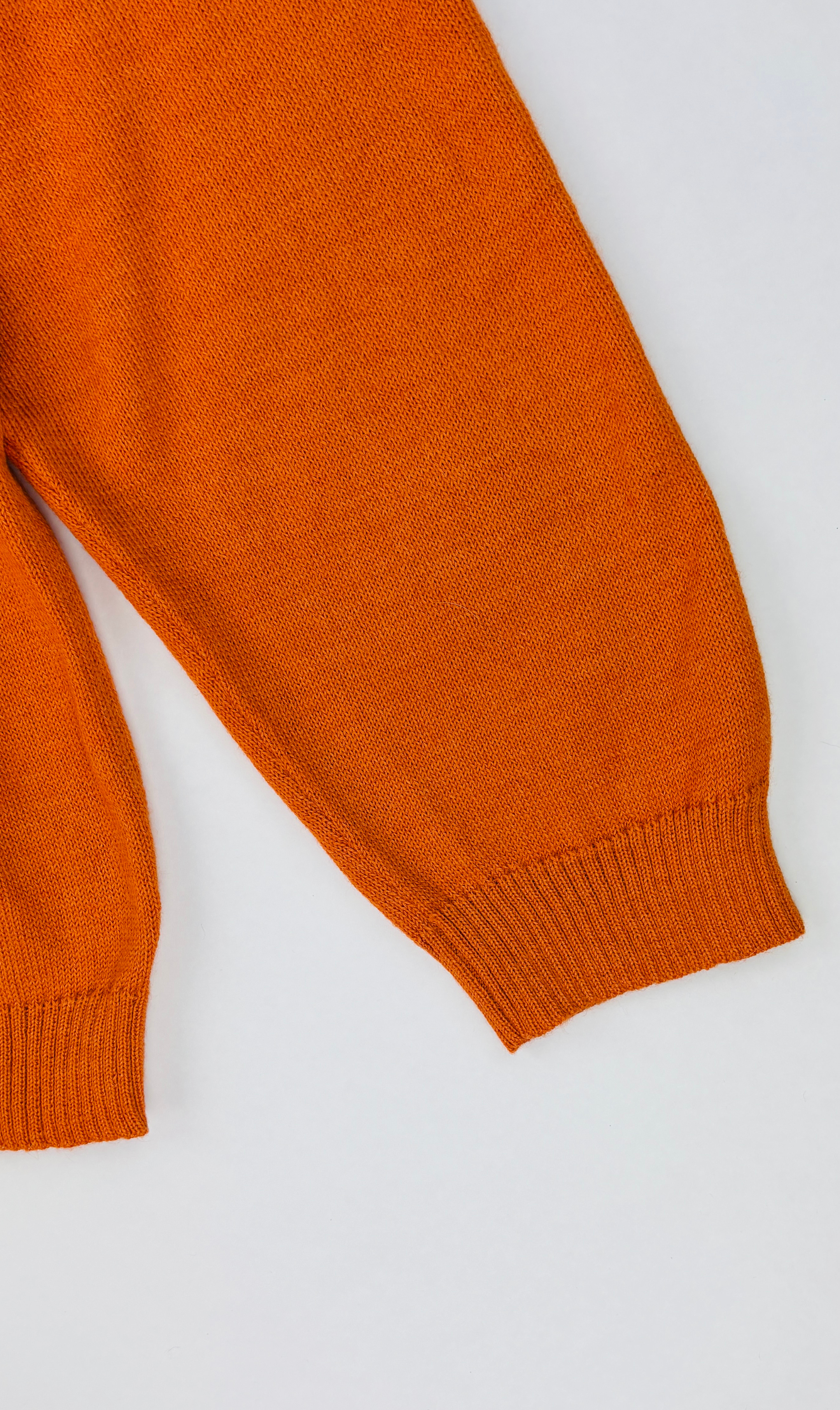 Ärmelansicht des orangenen Alpaka Hoodie für Herren– weiche, edle Stricktextur.