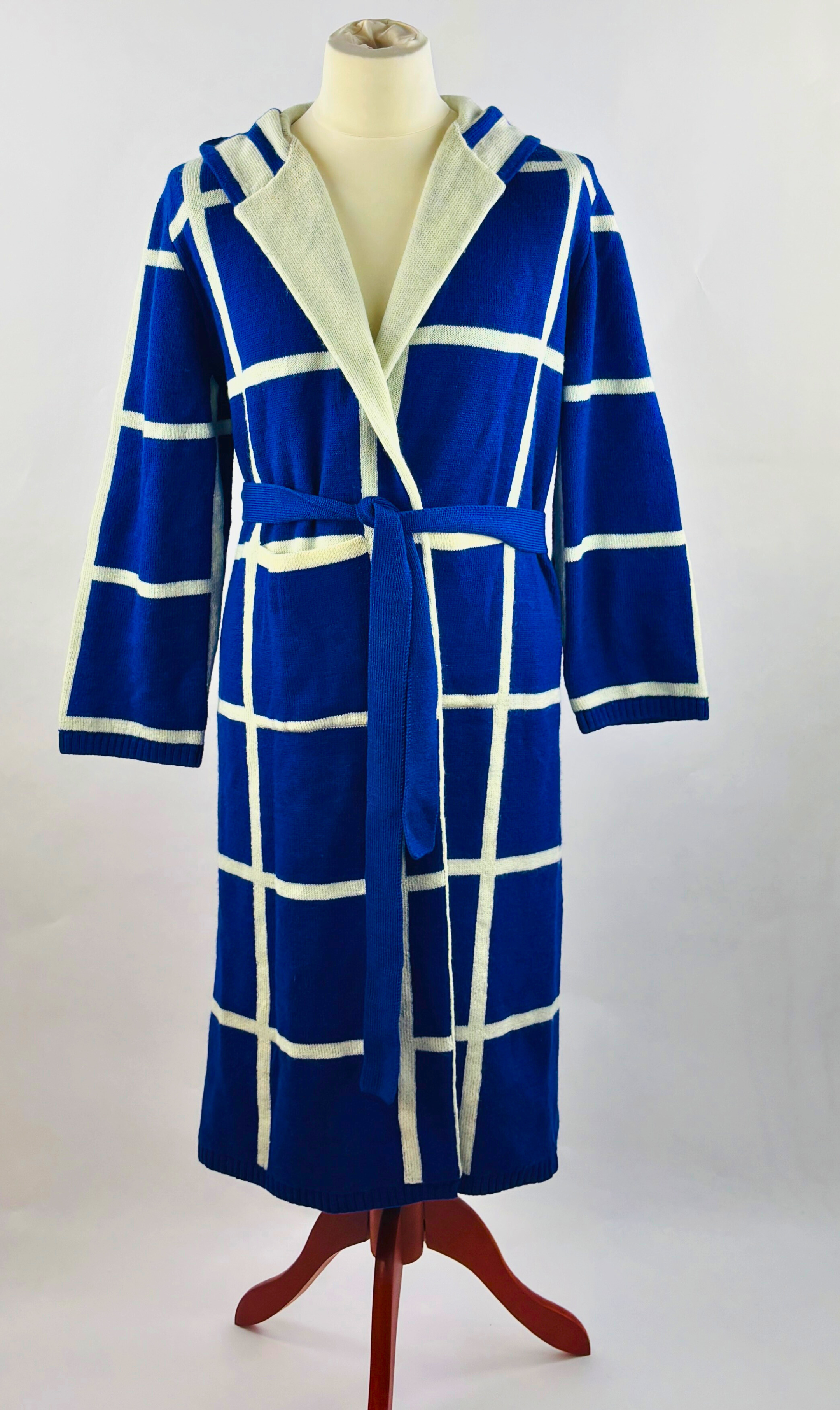 Detailansicht der feinen Strickstruktur der hochwertigen blau weißen Alpaka-Strickjacke für Herren.