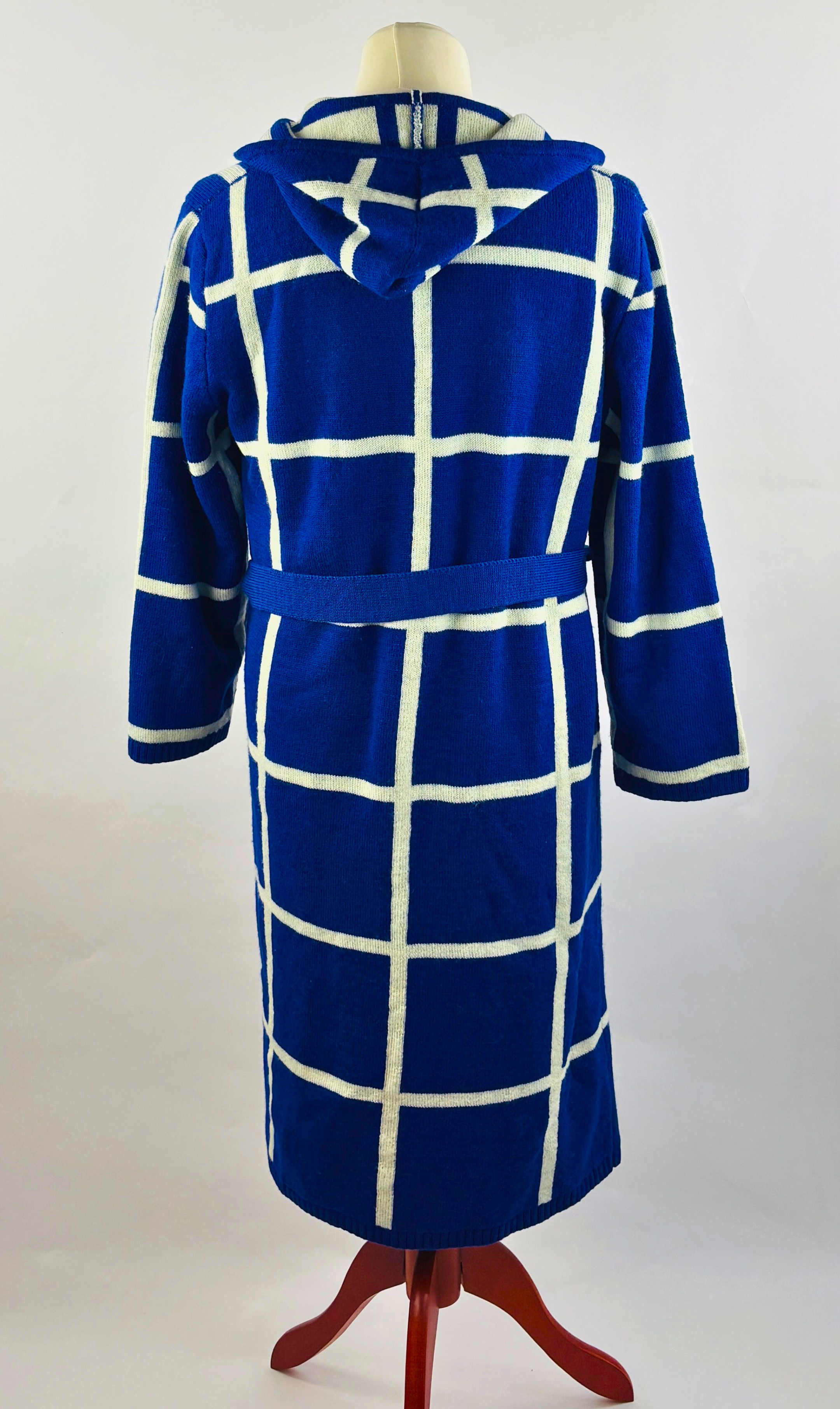 Rückenansicht der feinen Strickstruktur der hochwertigen blau weiß karierten Alpaka-Strickjacke für Herren.