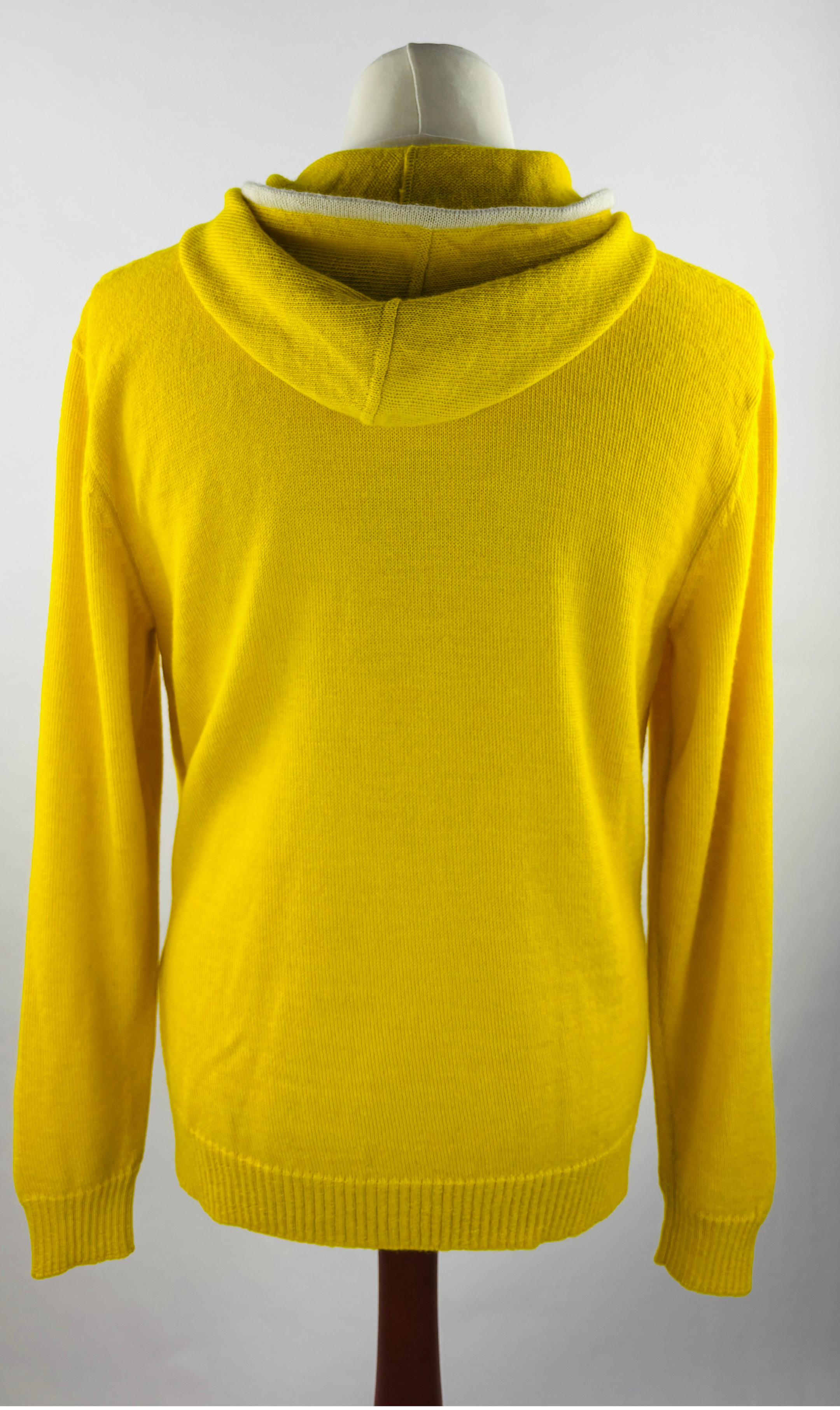 Rückenansicht Detail des gelben Alpaka Hoodie für Herren– weiche, edle Stricktextur.