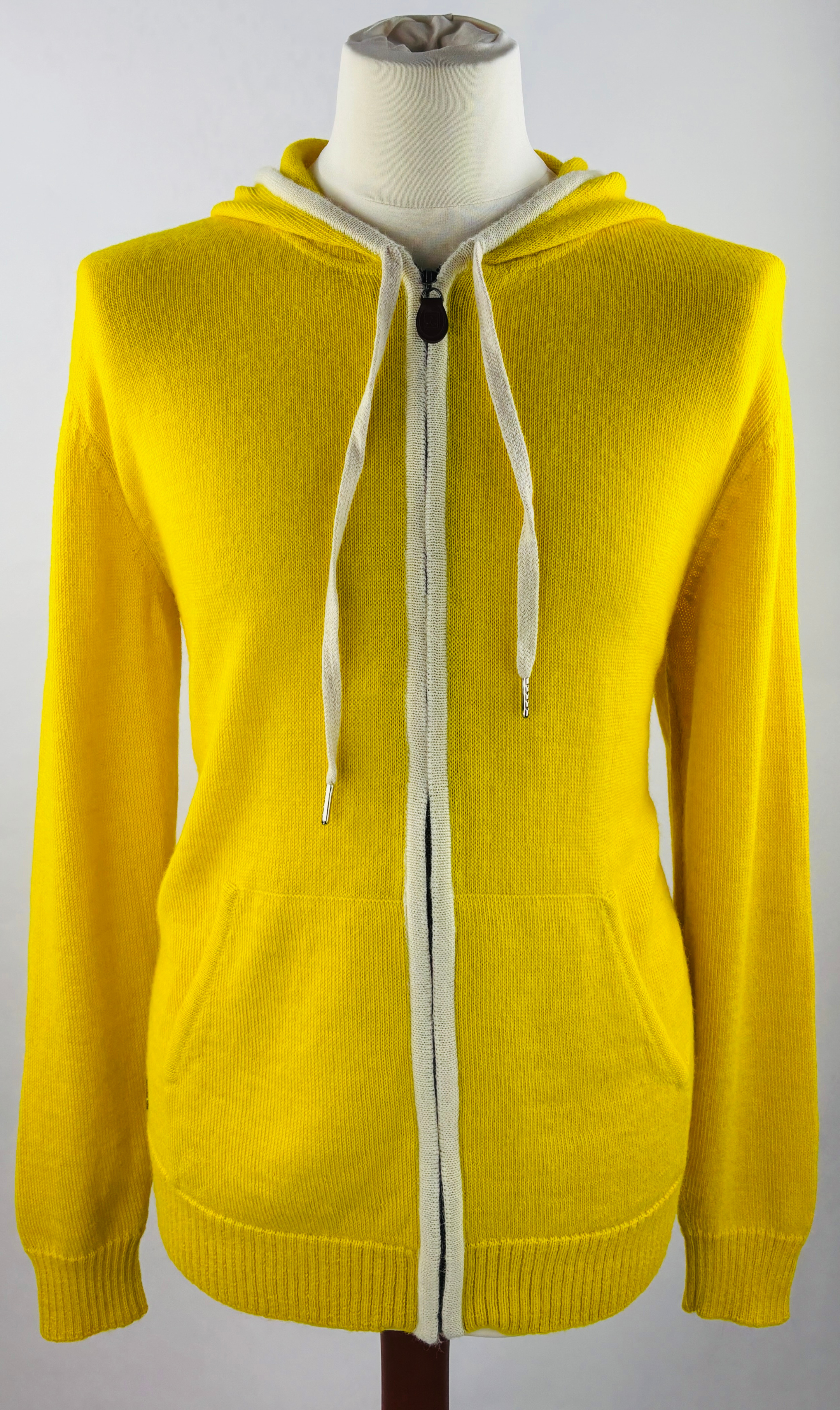 Frontansicht Detail des gelben Alpaka Hoodie für Herren– weiche, edle Stricktextur.