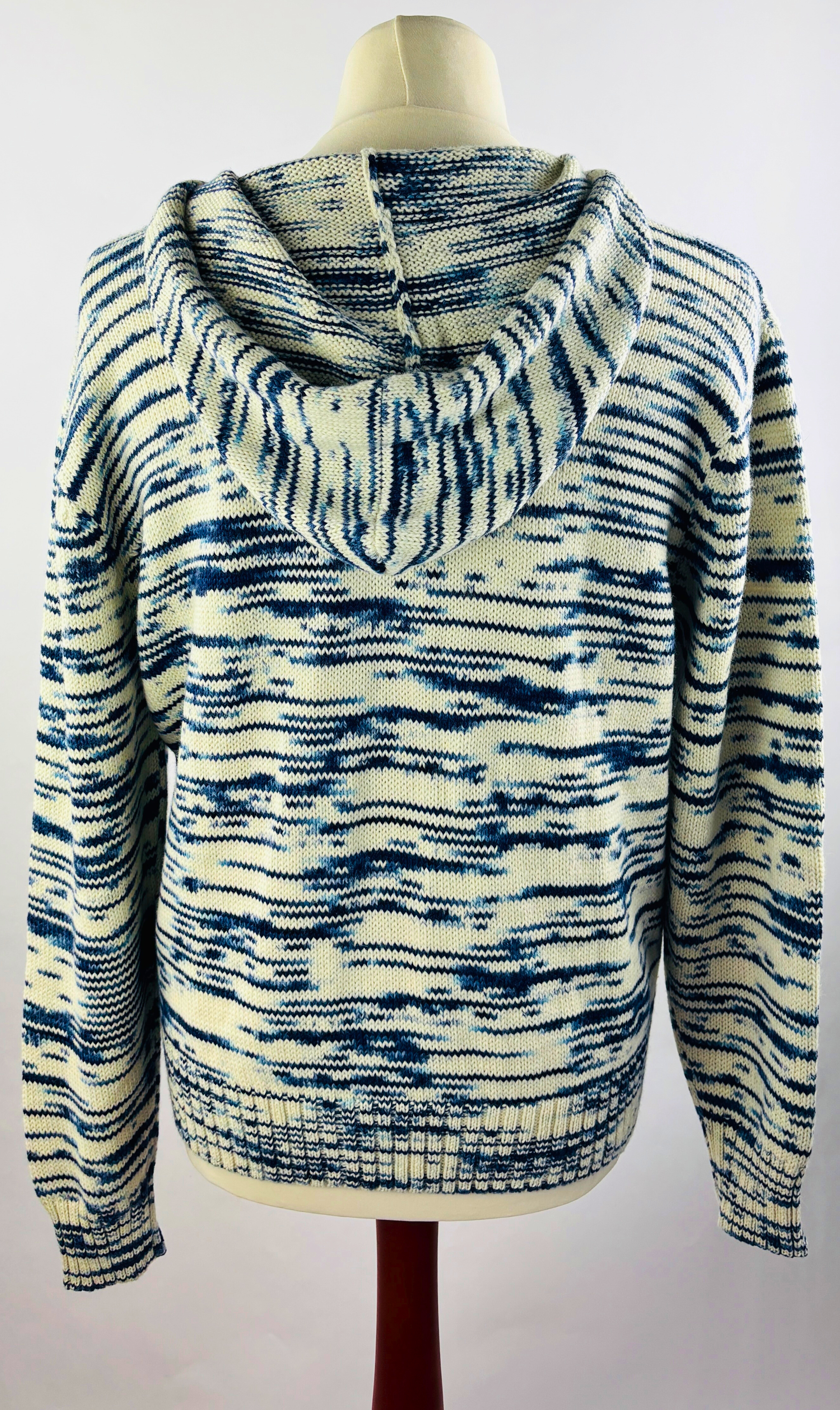Rückenansicht Detail des blau weißen Alpaka Hoodie für Herren– weiche, edle Stricktextur.