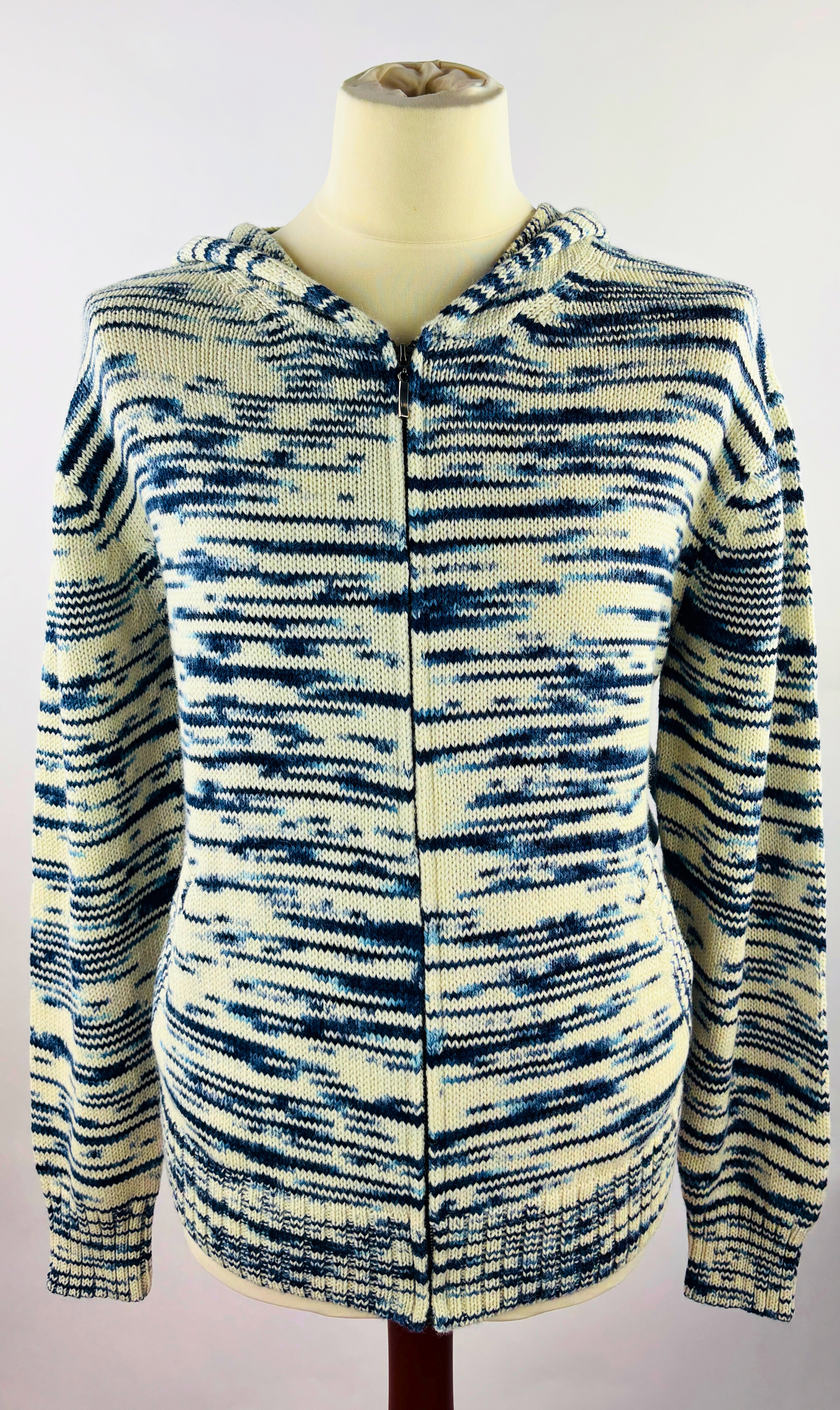 Frontansicht Detail des blau weißen Alpaka Hoodie für Herren– weiche, edle Stricktextur.