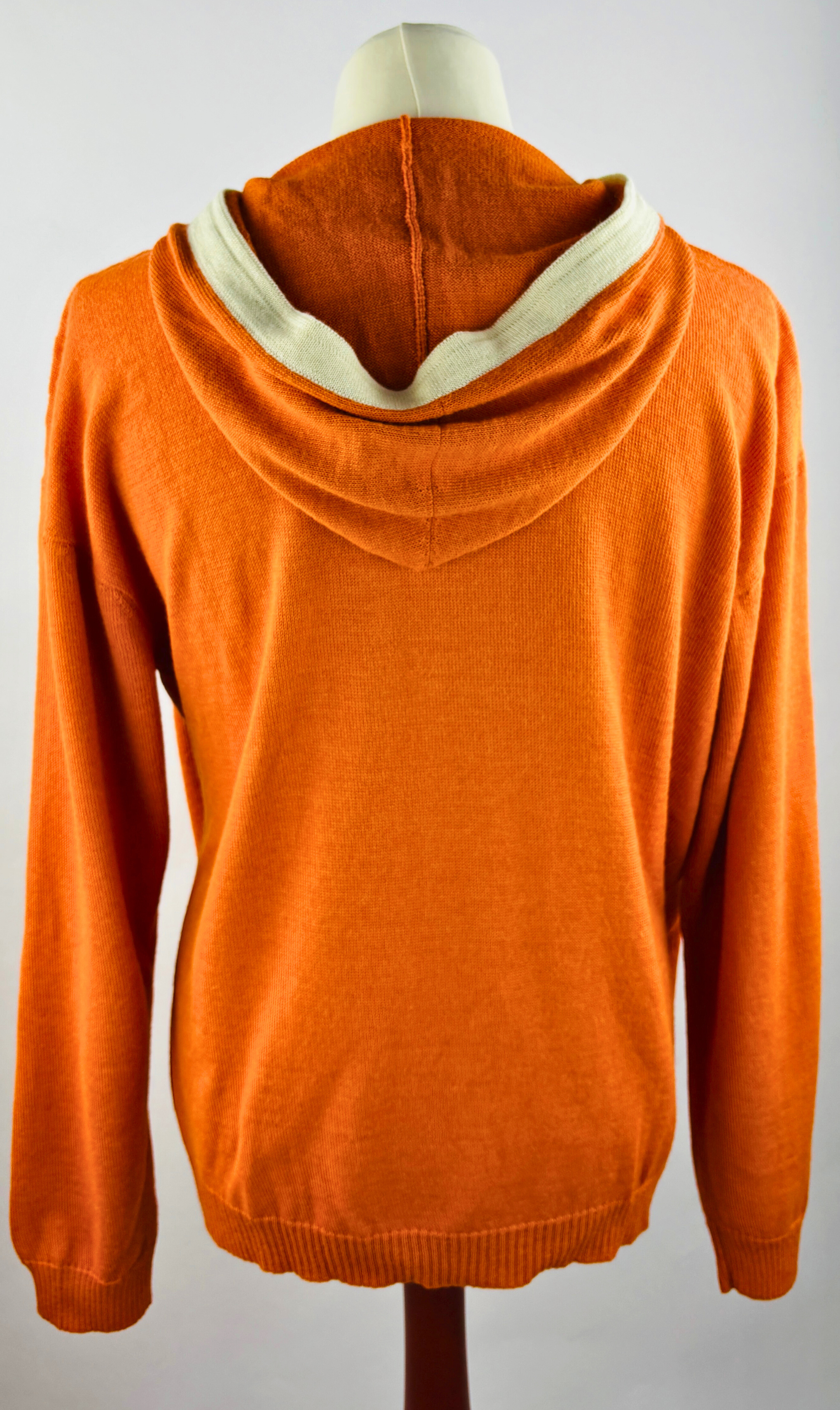 Rückenansicht Detail des orangenen Alpaka Hoodie für Herren– weiche, edle Stricktextur.