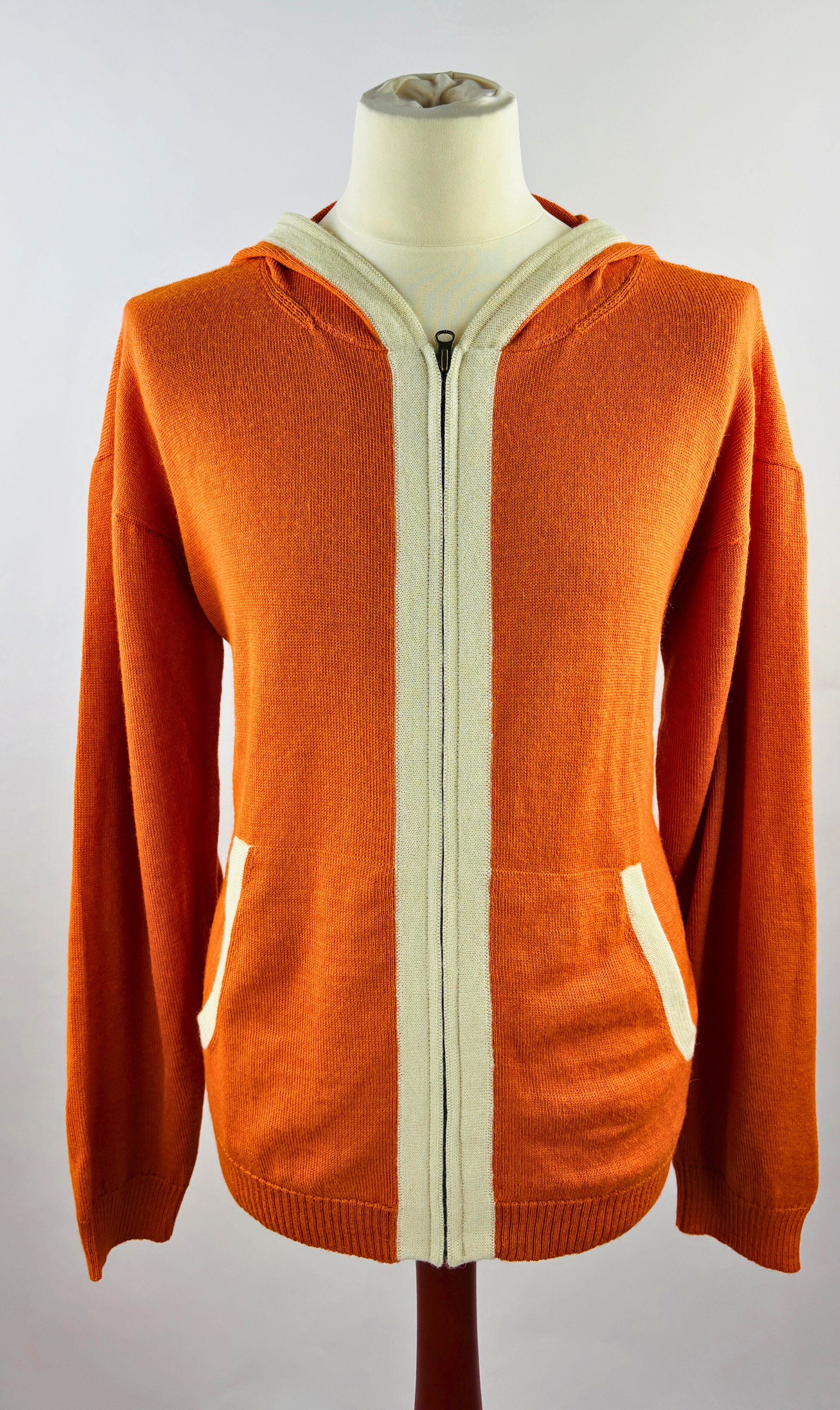 Frontansicht Detail des orangenen Alpaka Hoodie für Herren– weiche, edle Stricktextur.
