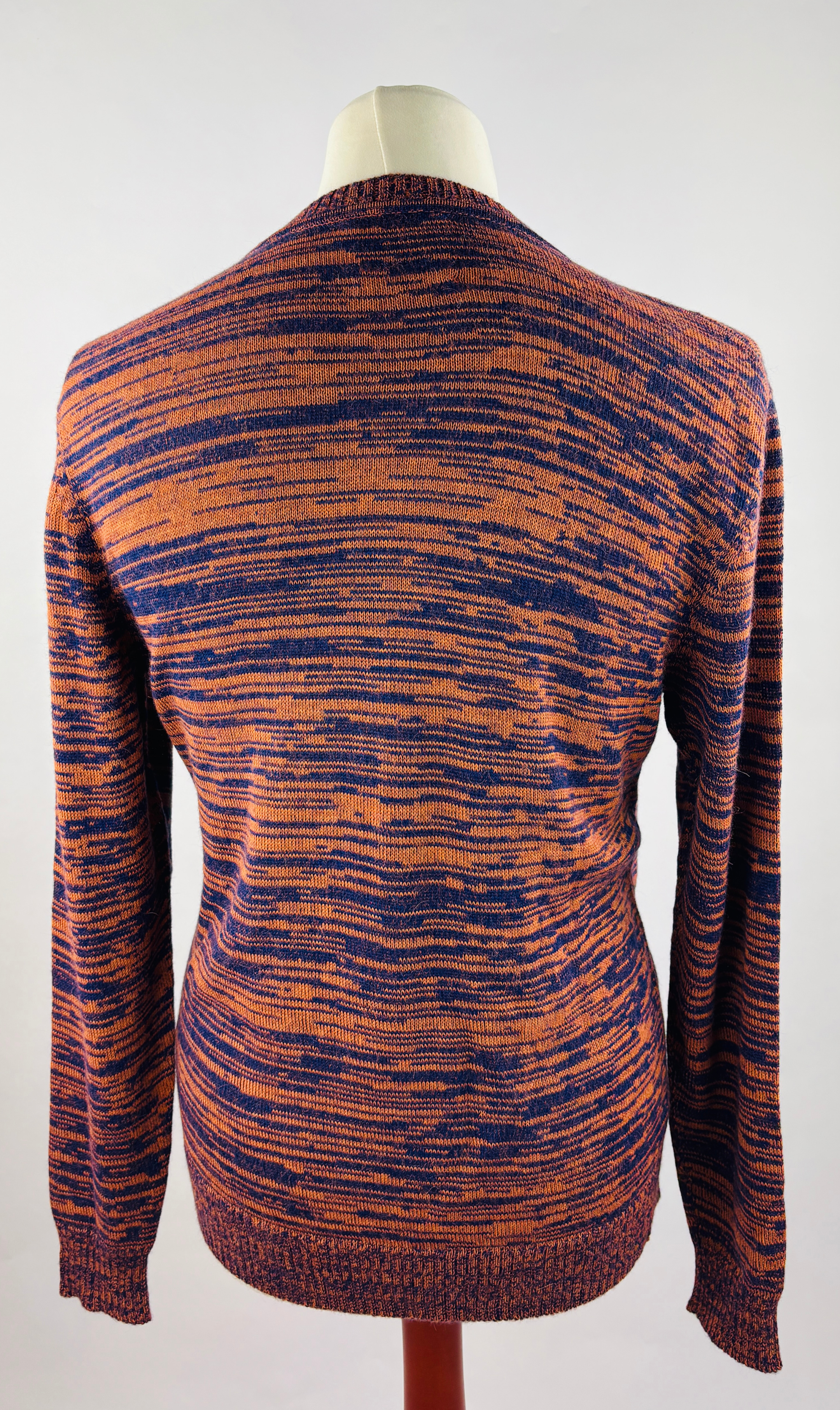 Rückansicht des Herrenpullovers aus Baby-Alpaka-Wolle in Orange, betont die perfekte Passform.