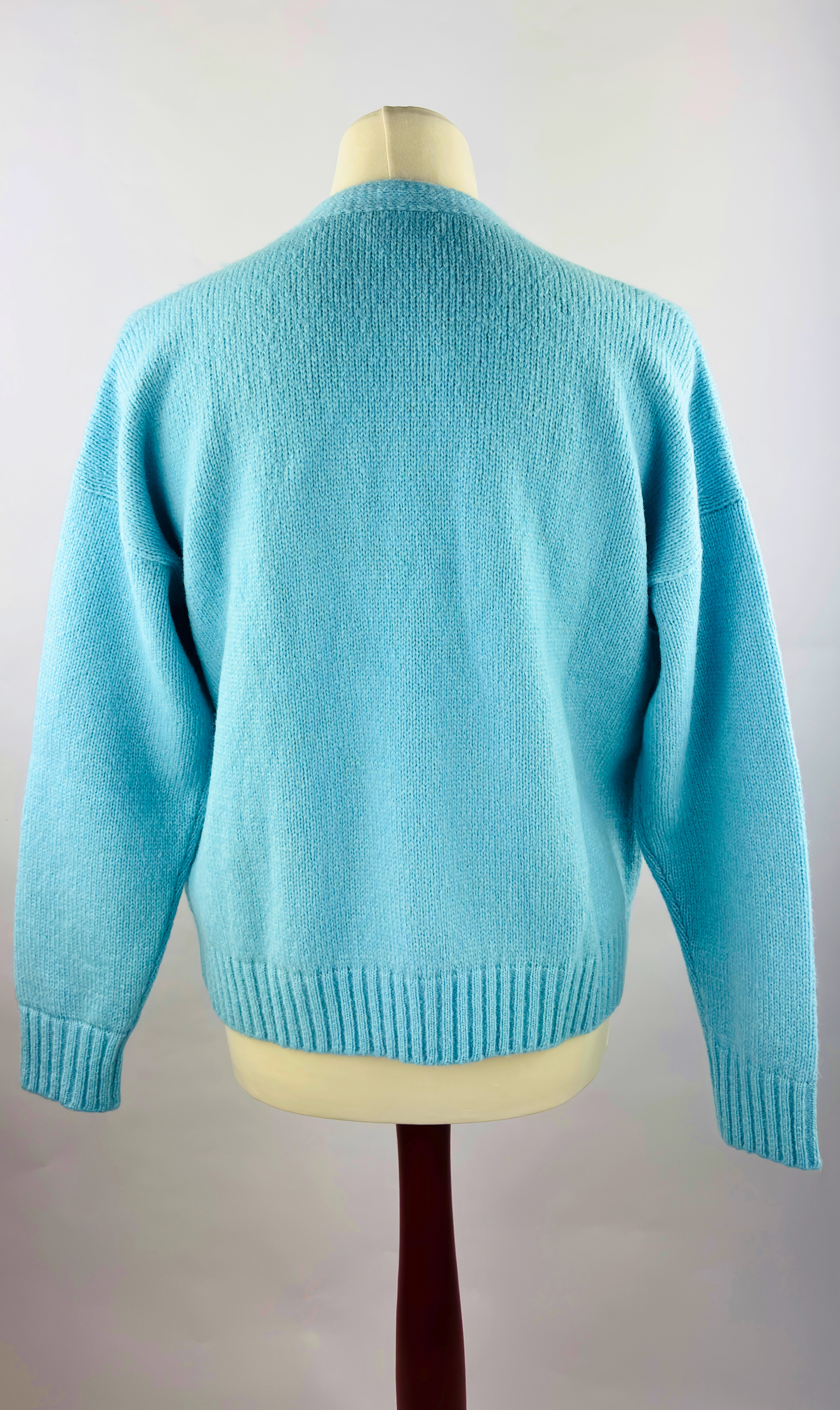 Rückenansicht Detail der blauen Alpaka Strickjacke für Herren– weiche, edle Stricktextur.