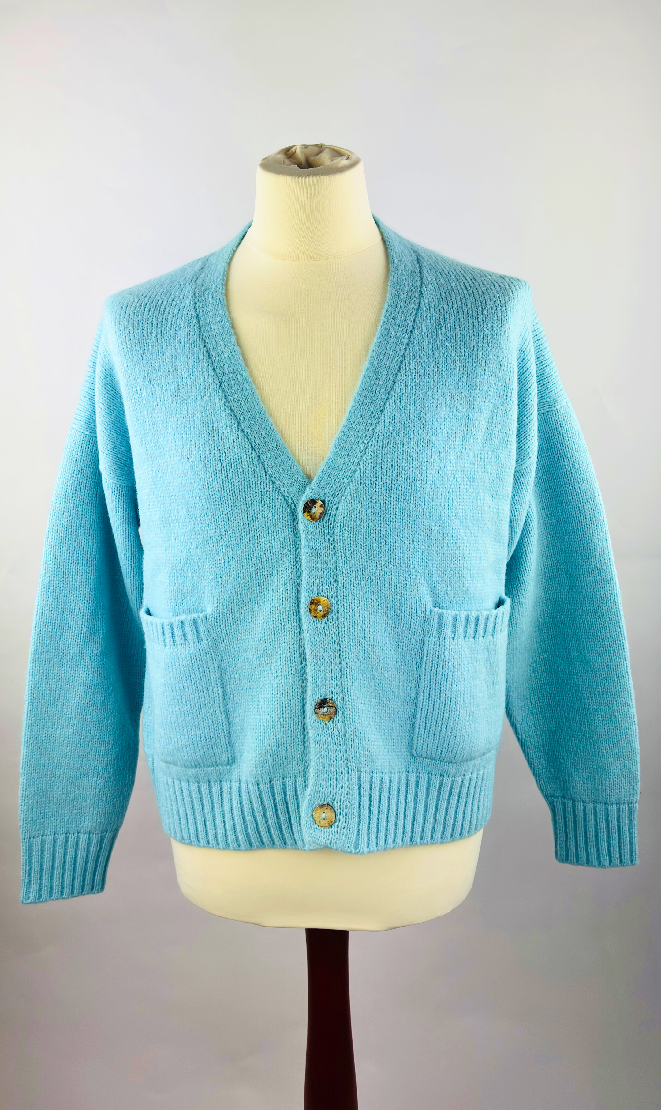 Frontansicht Detail der blauen Alpaka Strickjacke für Herren– weiche, edle Stricktextur.