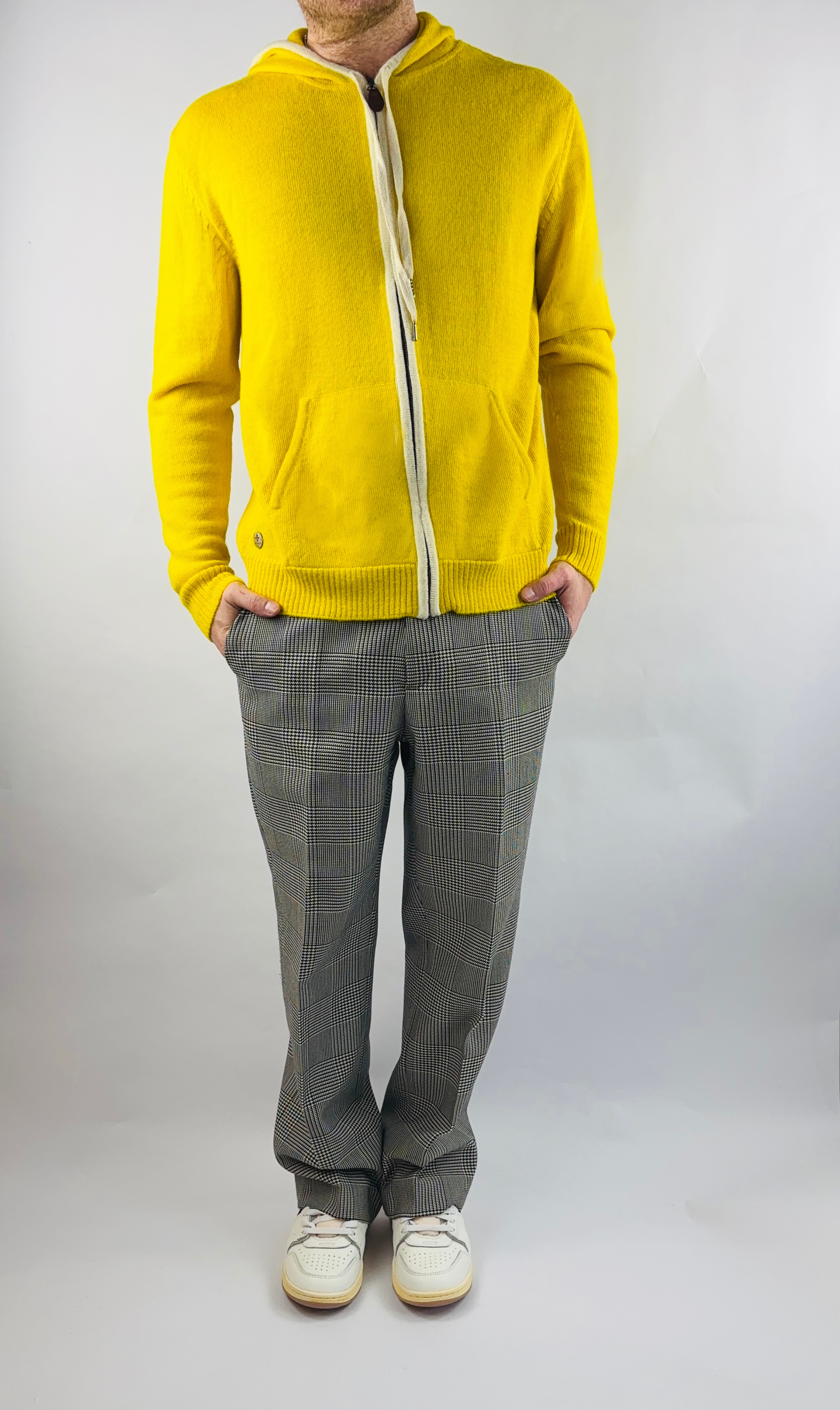 Frontansicht des gelben Alpaka Hoodie für Herren– weiche, edle Stricktextur.