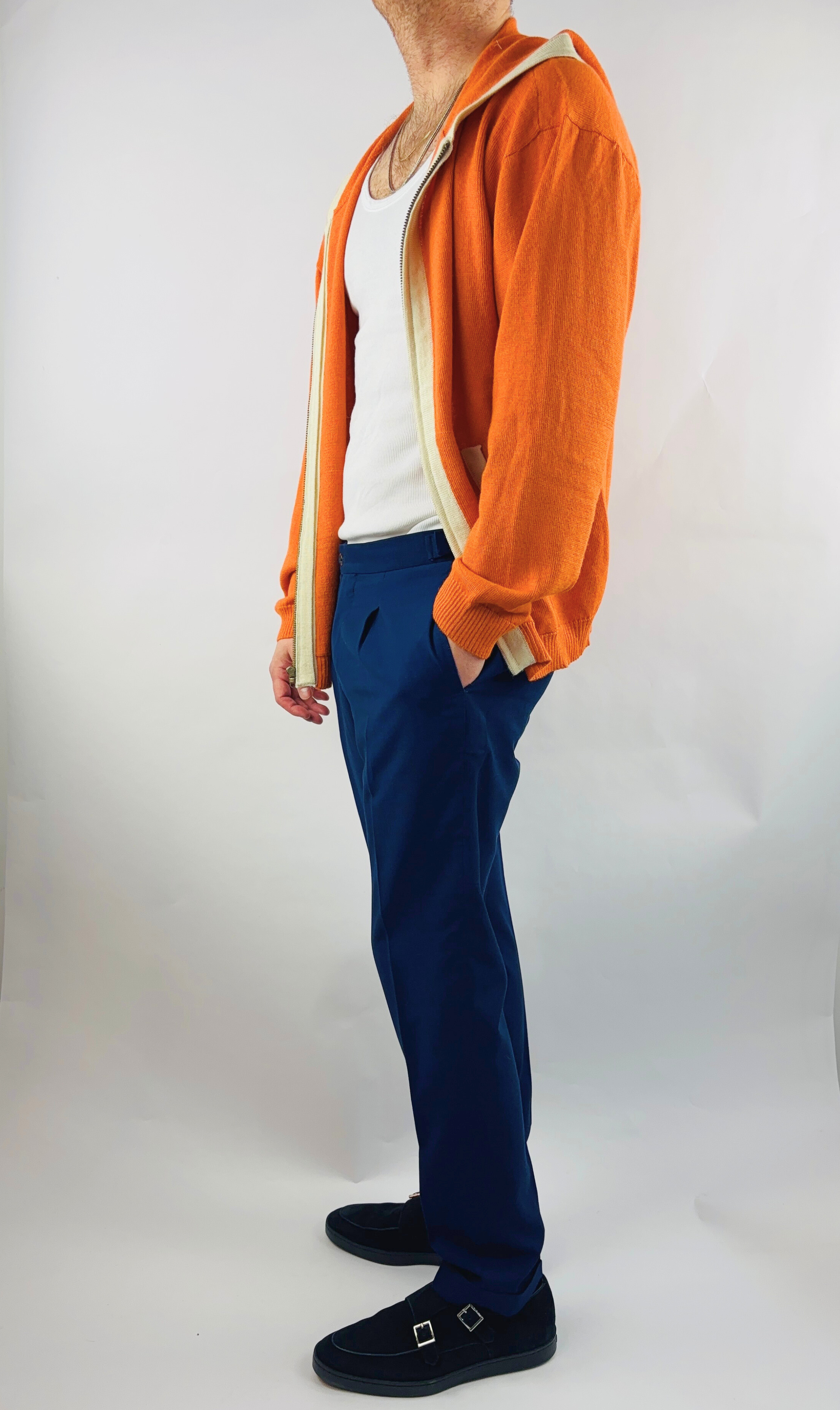 Seitenansicht des orangenen Alpaka Hoodie für Herren– weiche, edle Stricktextur.