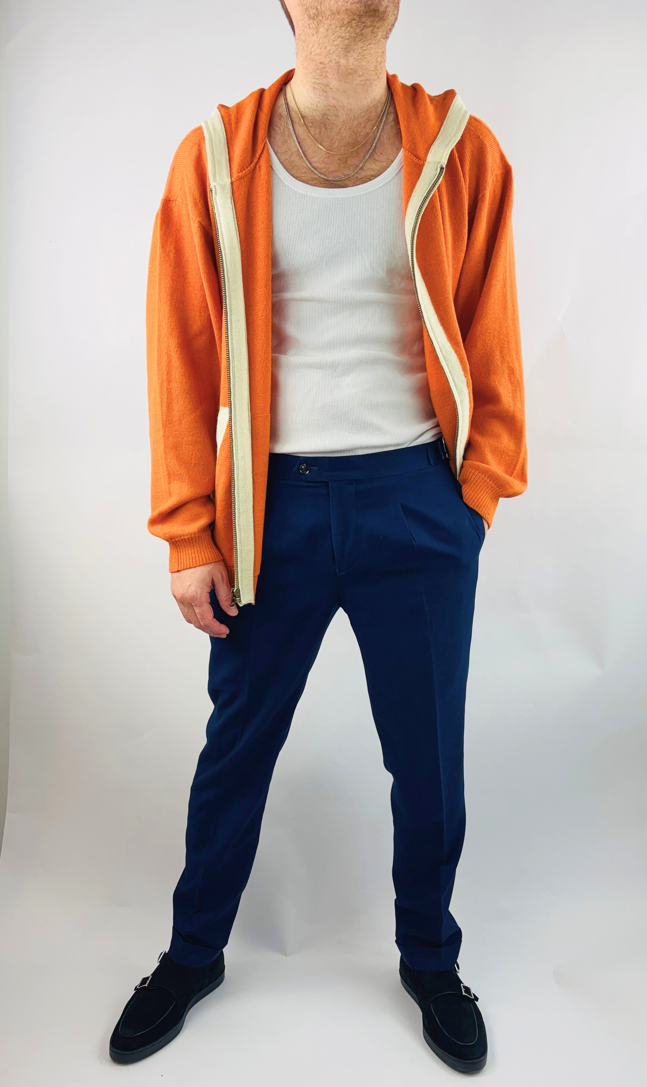 Frontansicht des orangenen Alpaka Hoodie für Herren– weiche, edle Stricktextur.