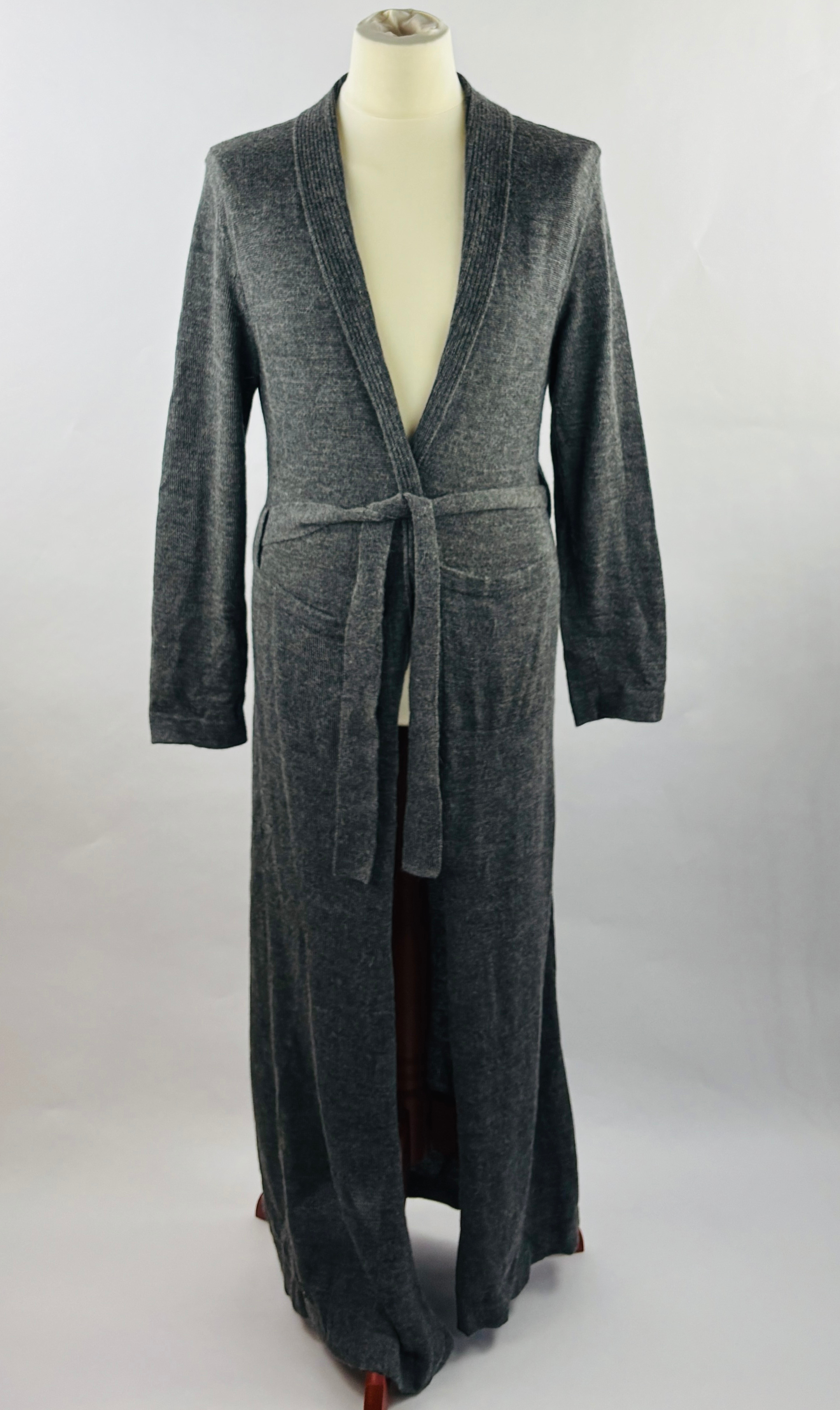 Detailansicht der grauen Alpaka-Strickjacke für Herren– weiche, edle Stricktextur.