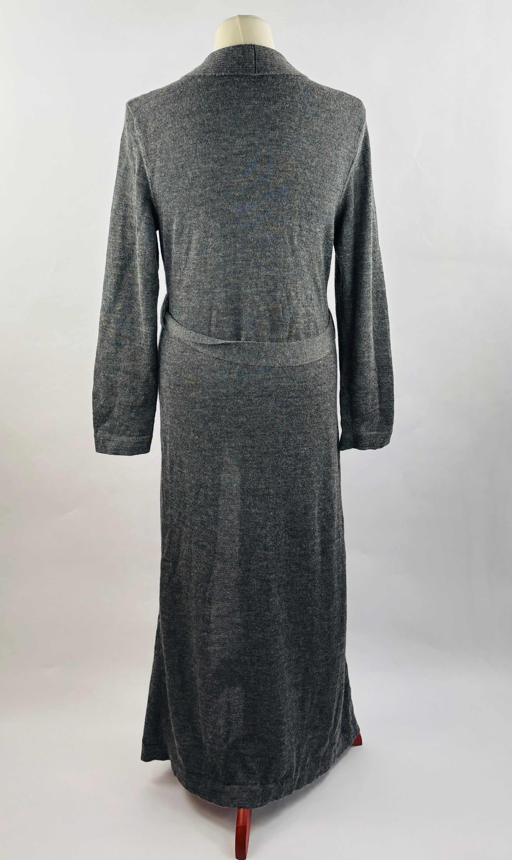 Rückansicht Detail der grauen Alpaka-Strickjacke für Herren– weiche, edle Stricktextur.