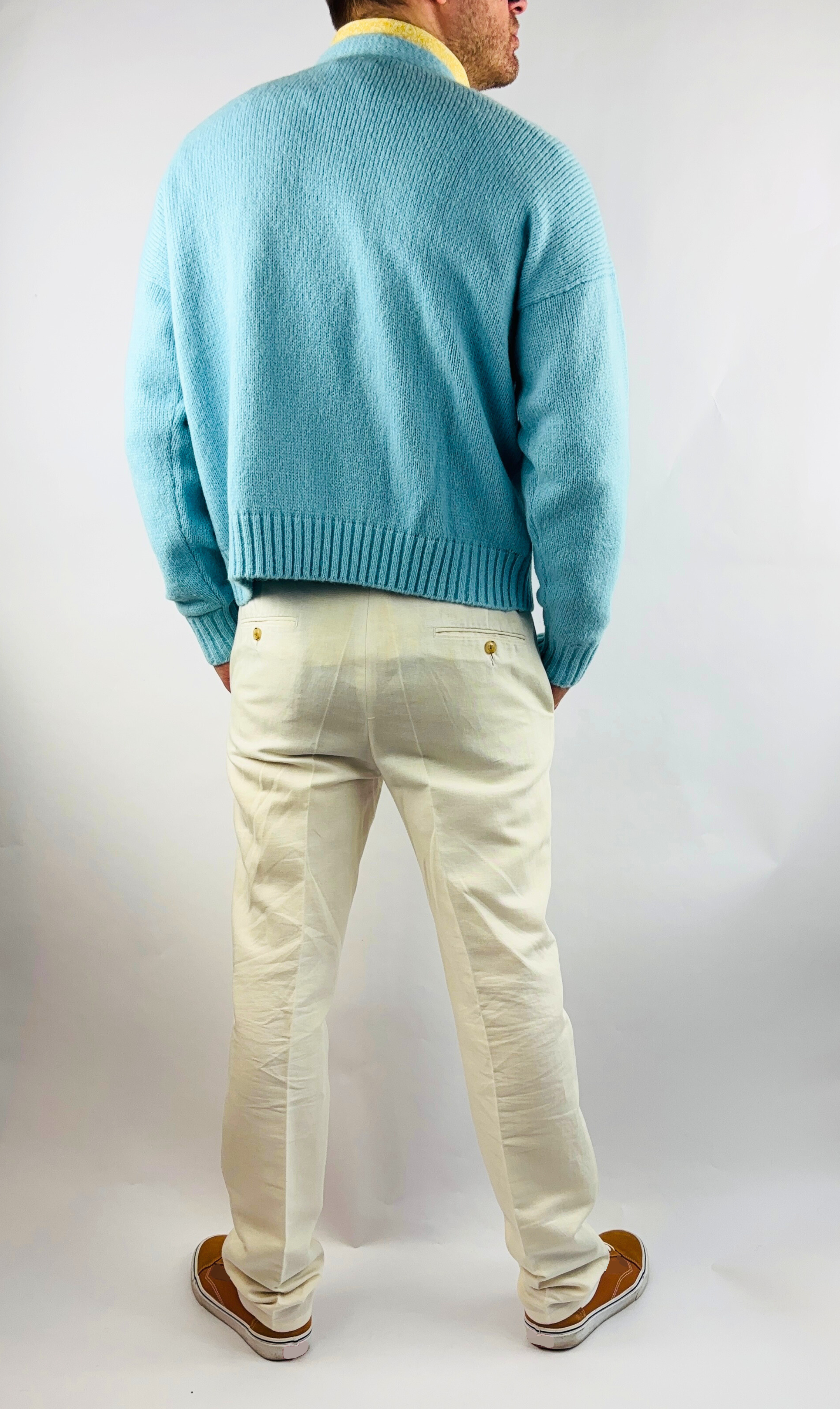 Rückenansicht der blauen Alpaka Strickjacke für Herren– weiche, edle Stricktextur.