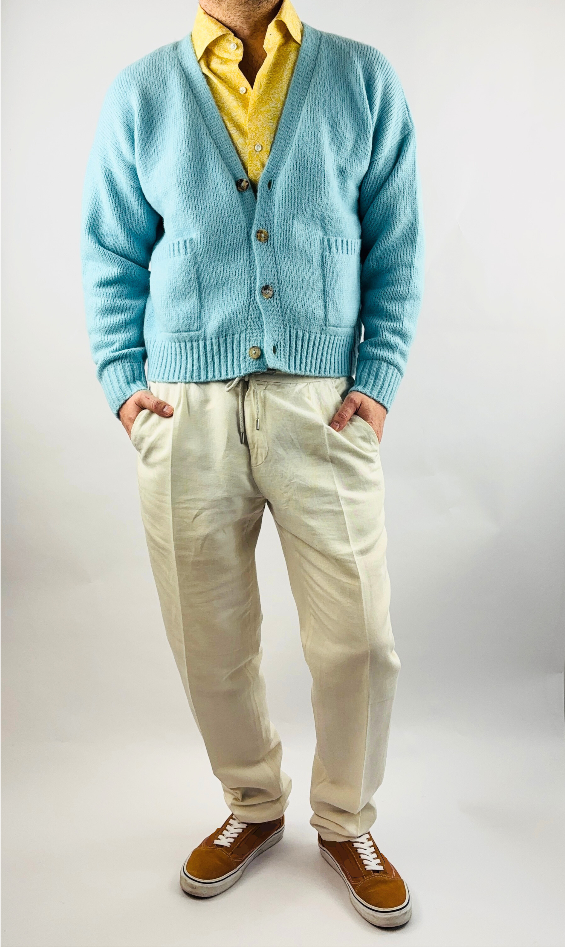 Frontansicht der blauen Alpaka Strickjacke für Herren– weiche, edle Stricktextur.