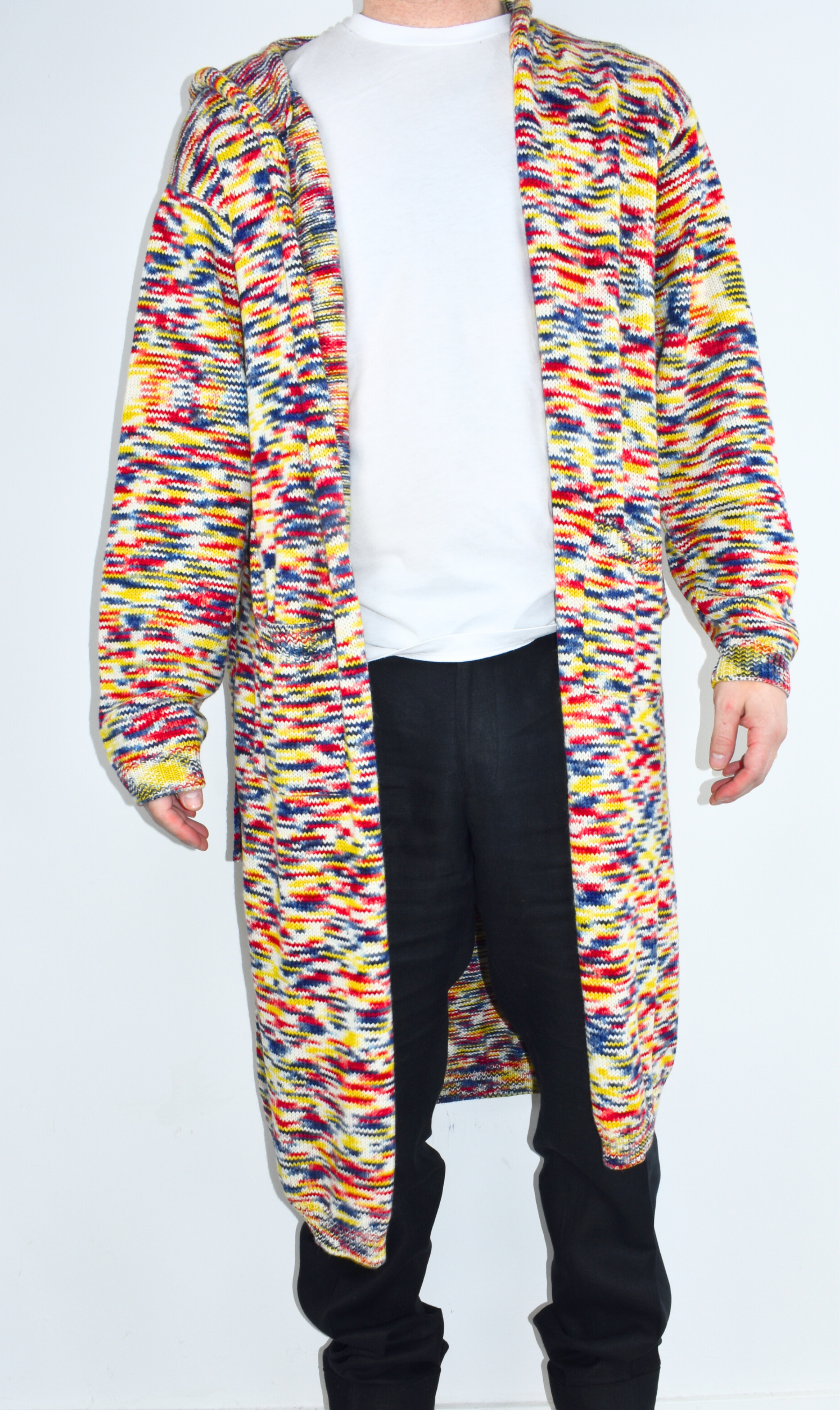 Frontansicht der bunten Alpaka-Strickjacke für Herren– weiche, edle Stricktextur.