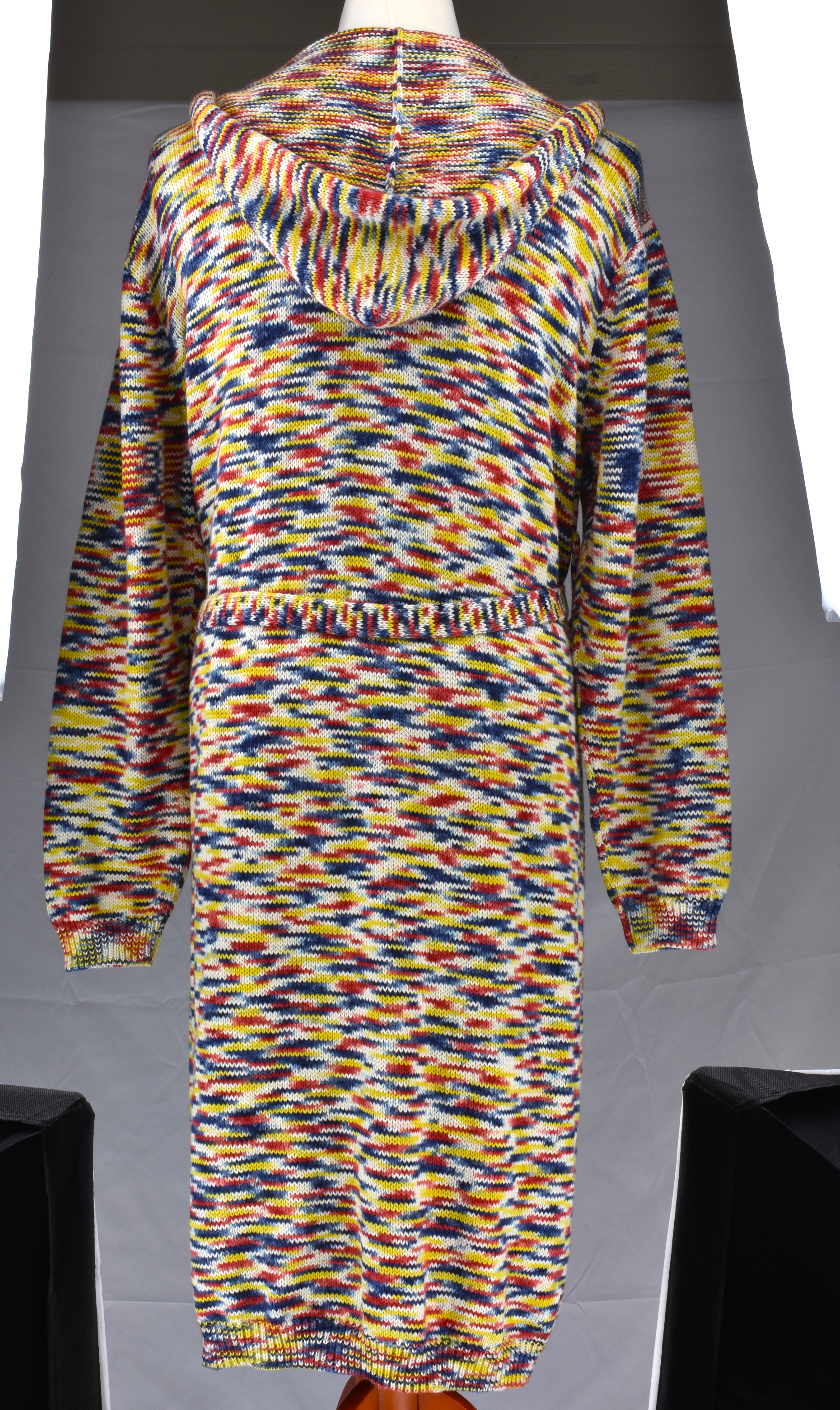 Detailansicht Rücken der bunten Alpaka-Strickjacke für Herren– weiche, edle Stricktextur.