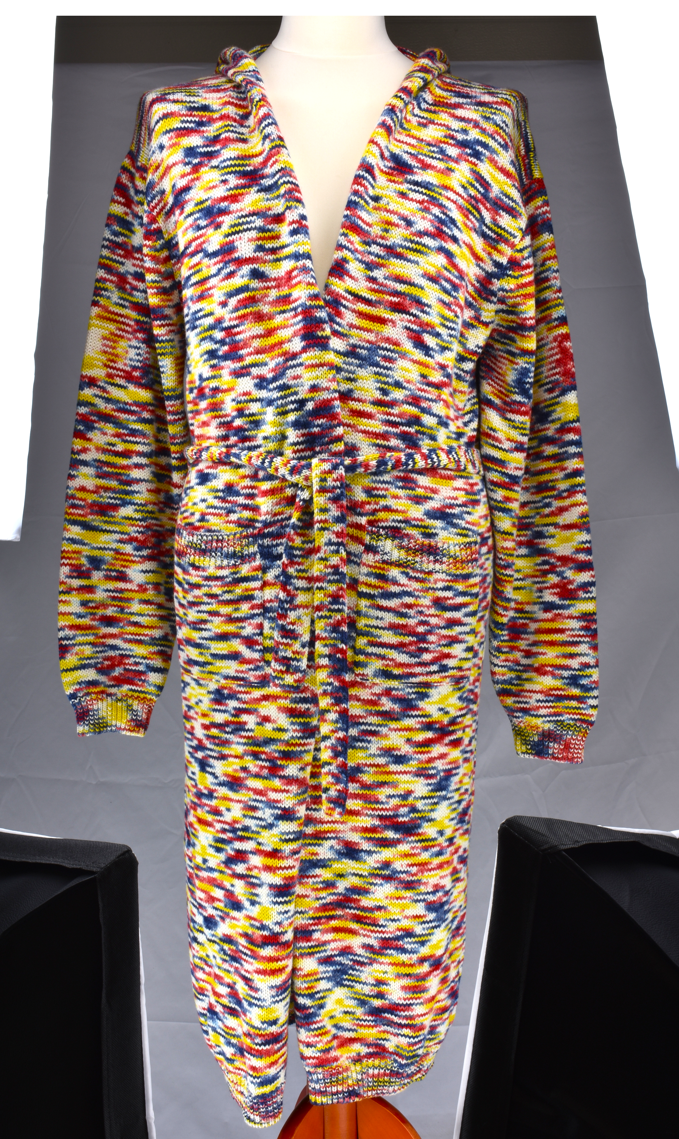 Detailansicht geschlossen der bunten Alpaka-Strickjacke für Herren– weiche, edle Stricktextur.