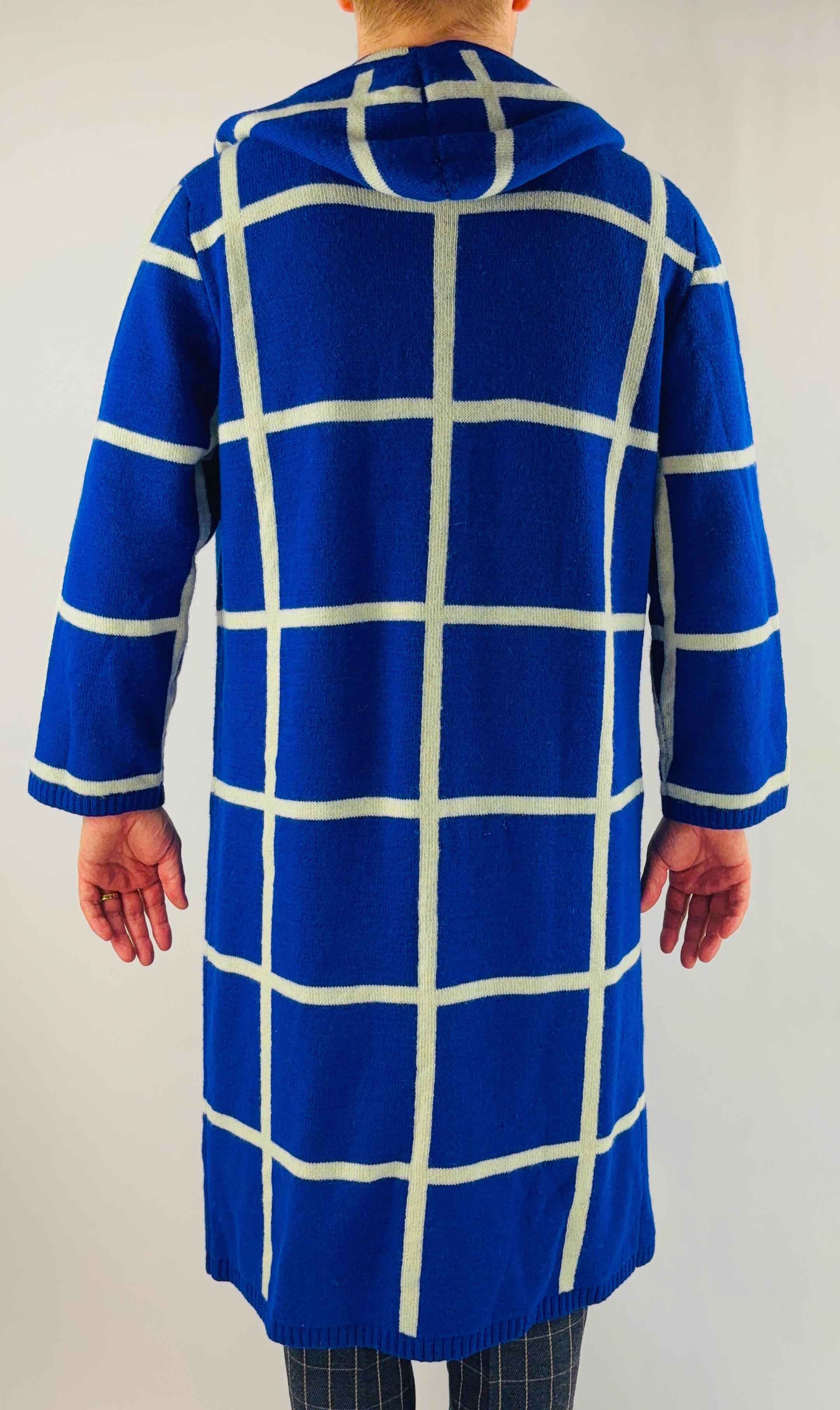 Rückansicht der blau weißen Alpaka-Strickjacke für Herren– weiche, edle Stricktextur.