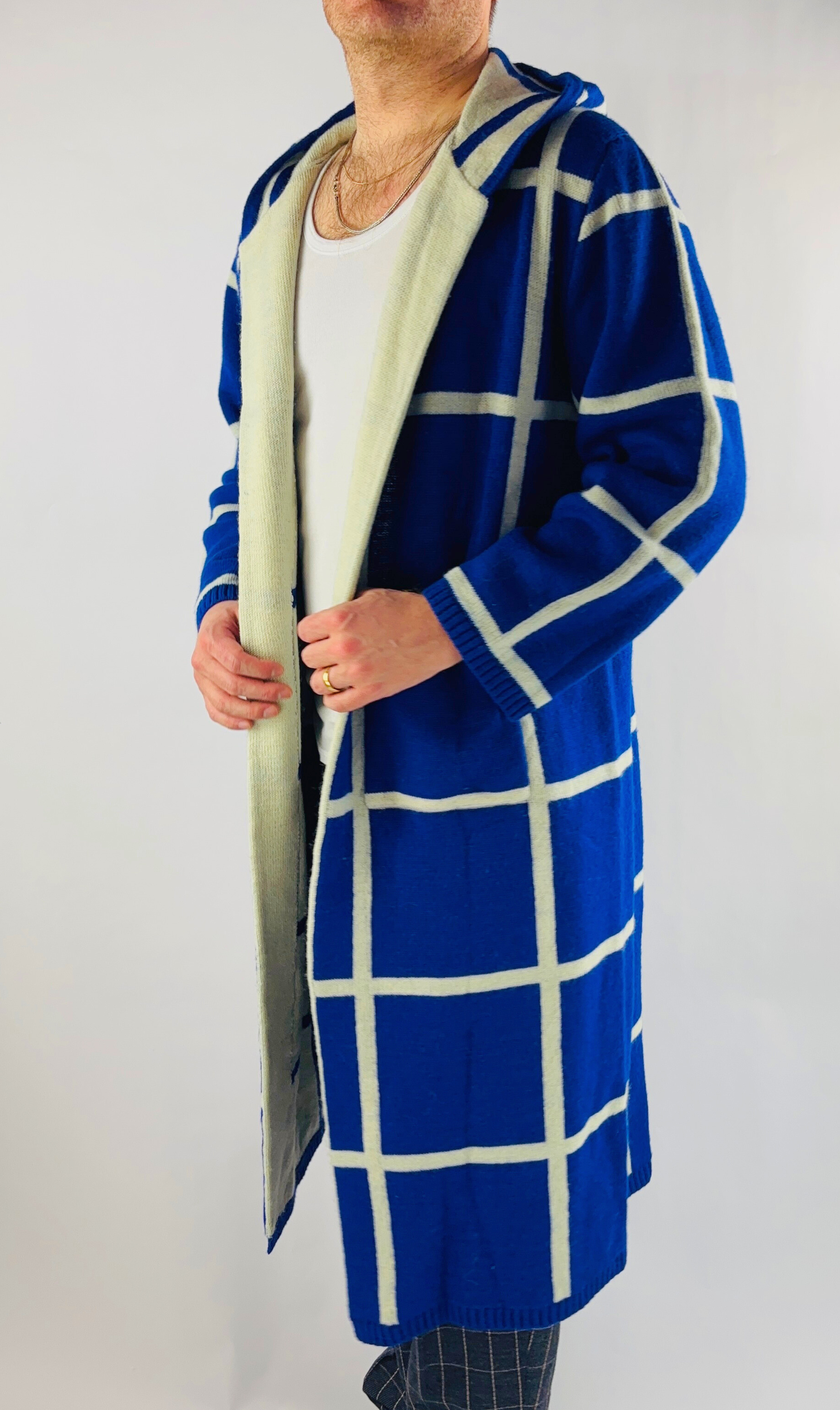 Seitenansicht der blau weißen Alpaka-Strickjacke für Herren– weiche, edle Stricktextur.