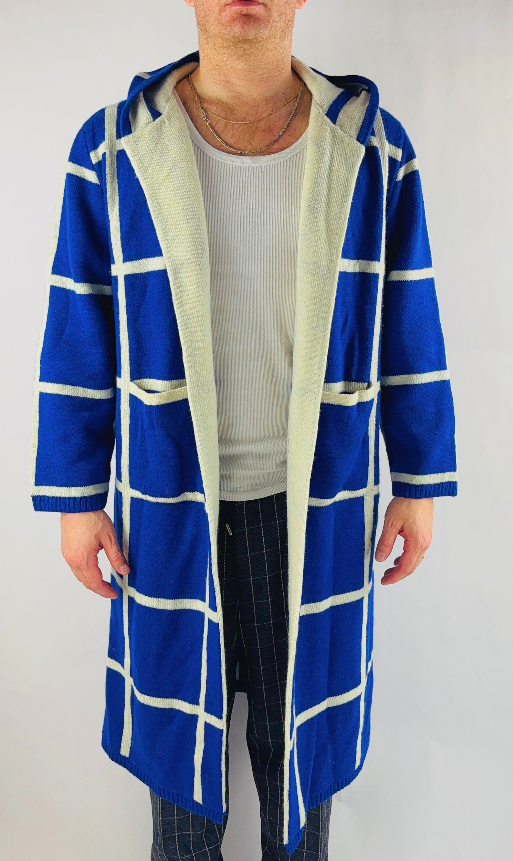 Herren-Strickjacke aus 100 % Baby-Alpaka-Wolle in blau - weiß kariert, nachhaltig und exklusiv.