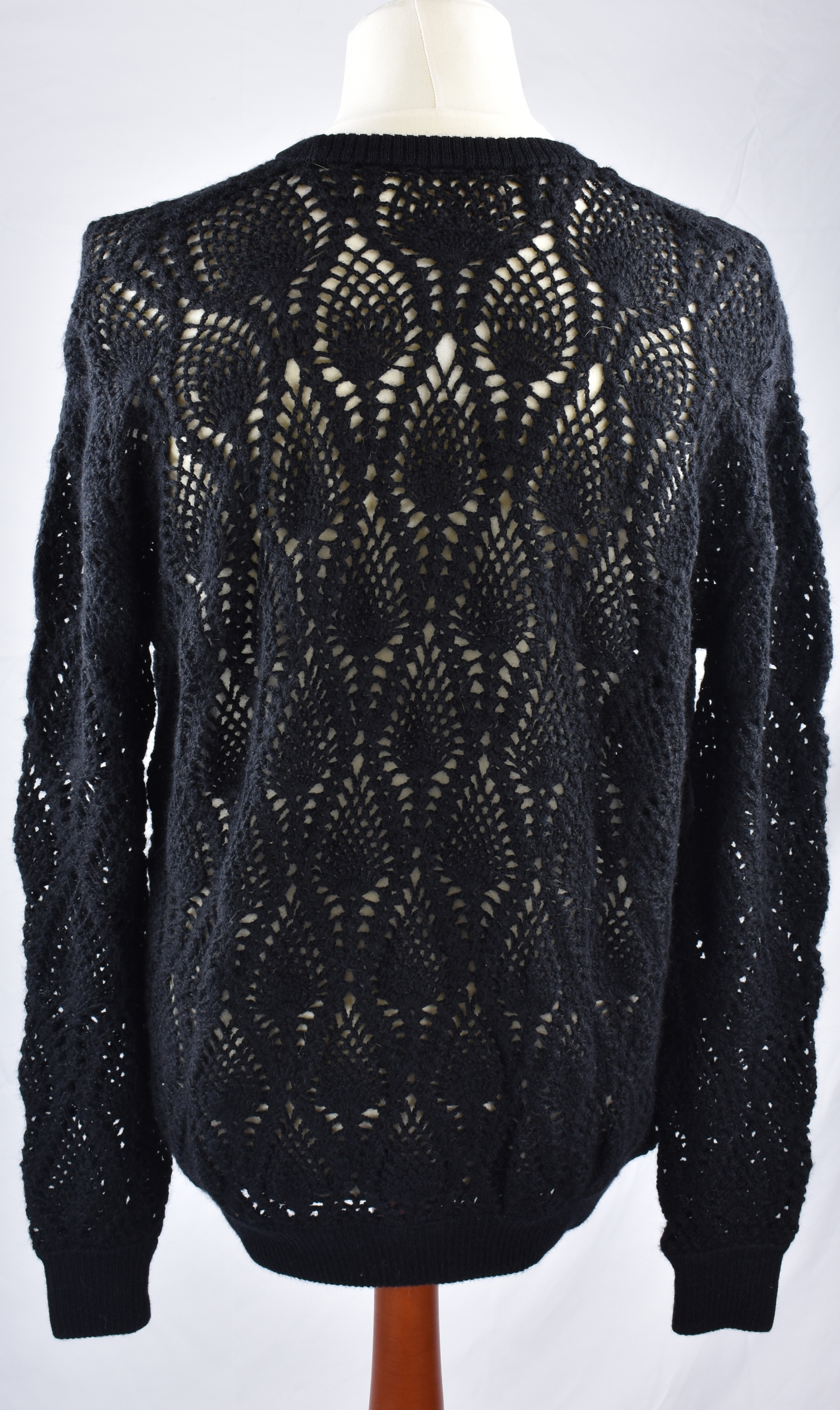 Rückenansicht Detail des crochet Alpaka Pullover für Herren– weiche, edle Stricktextur.