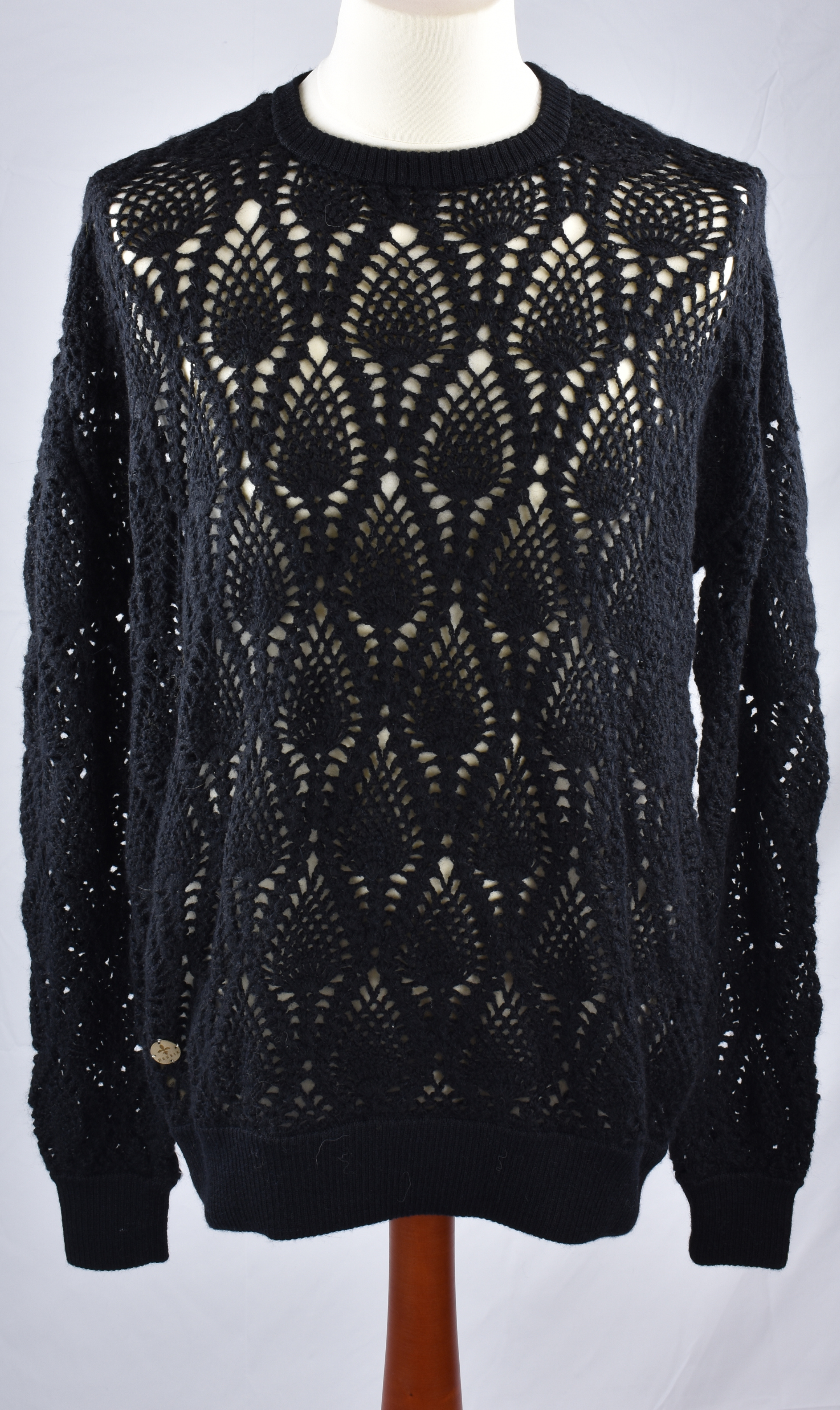 Detailansicht Front des crochet Alpaka Pullover für Herren– weiche, edle Stricktextur.