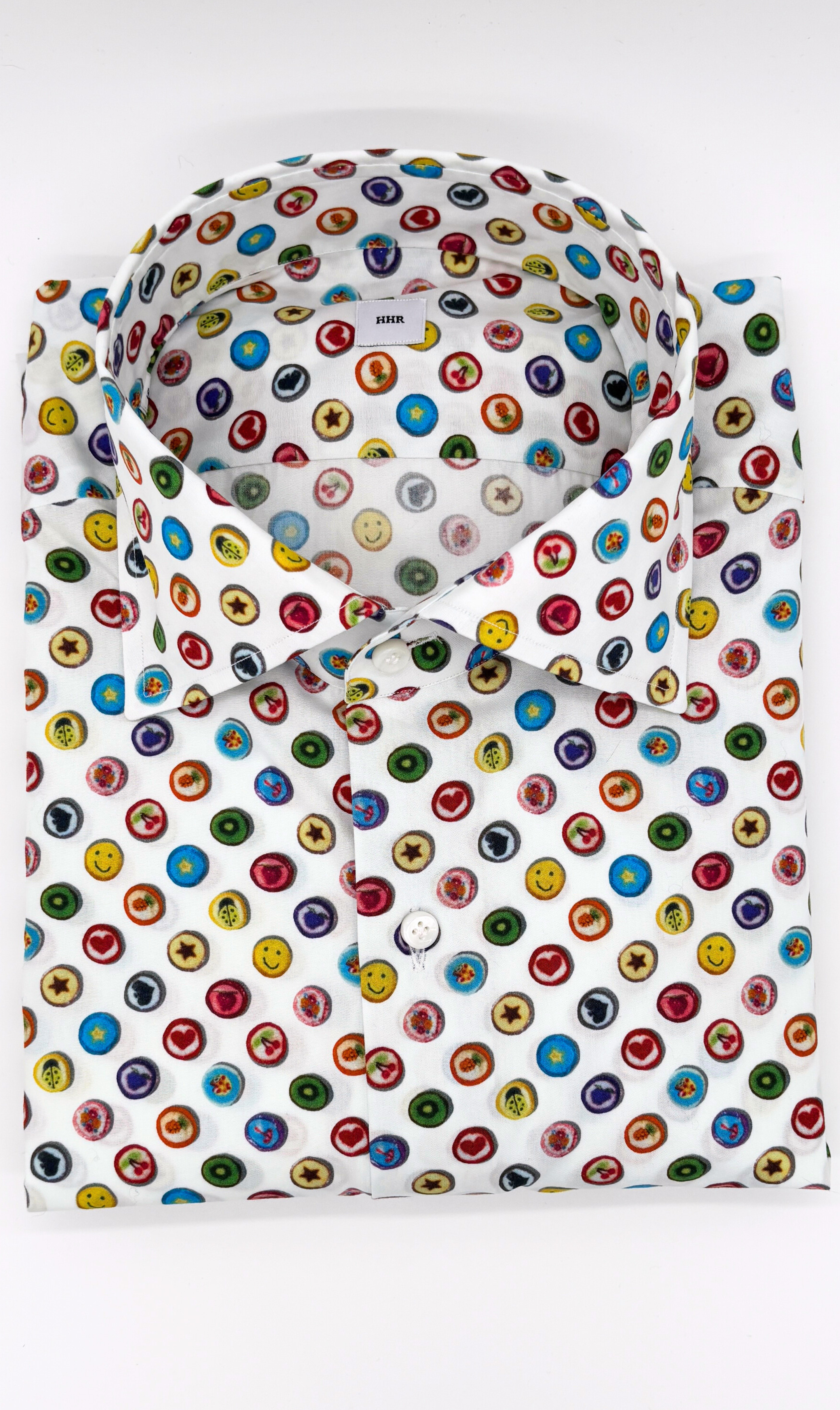 Nachhaltiges Herrenhemd mit bunten Knöpfen-Muster, Slim-Fit-Schnitt, handgefertigt in Italien aus ägyptischer Baumwolle.