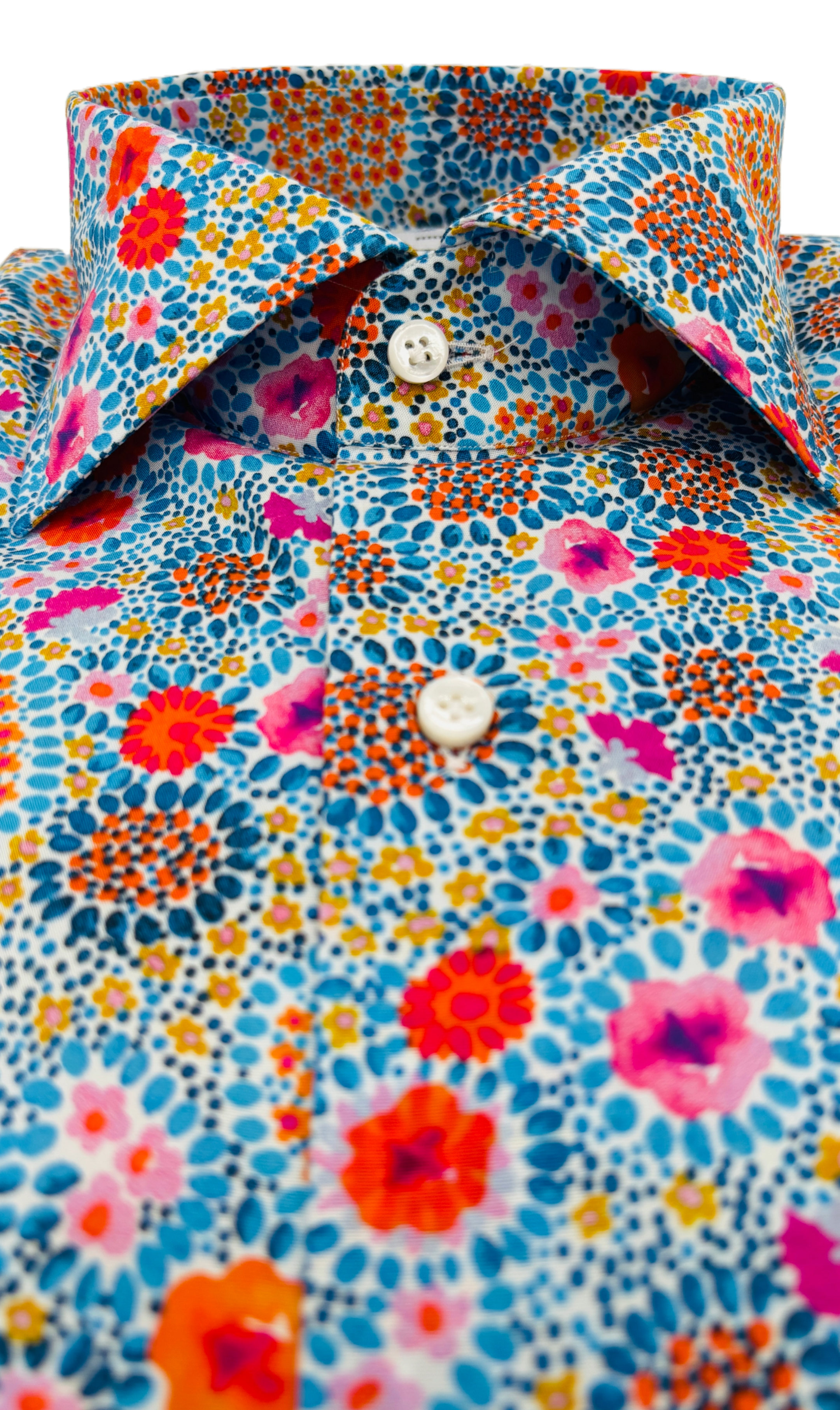 Detailansicht des Softcollar-Kragens und der runden Manschetten des nachhaltigen Herrenhemds mit blauen bunten blumen-Muster.
