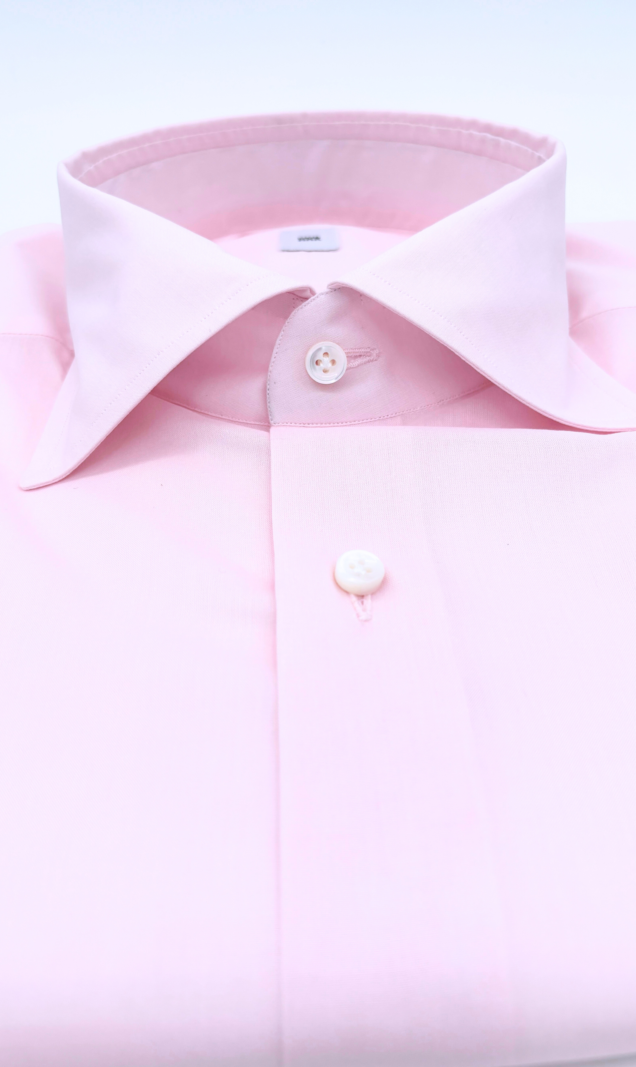 Detailansicht des Softcollar-Kragens und der runden Manschetten des nachhaltigen Herrenhemds in Rosa.