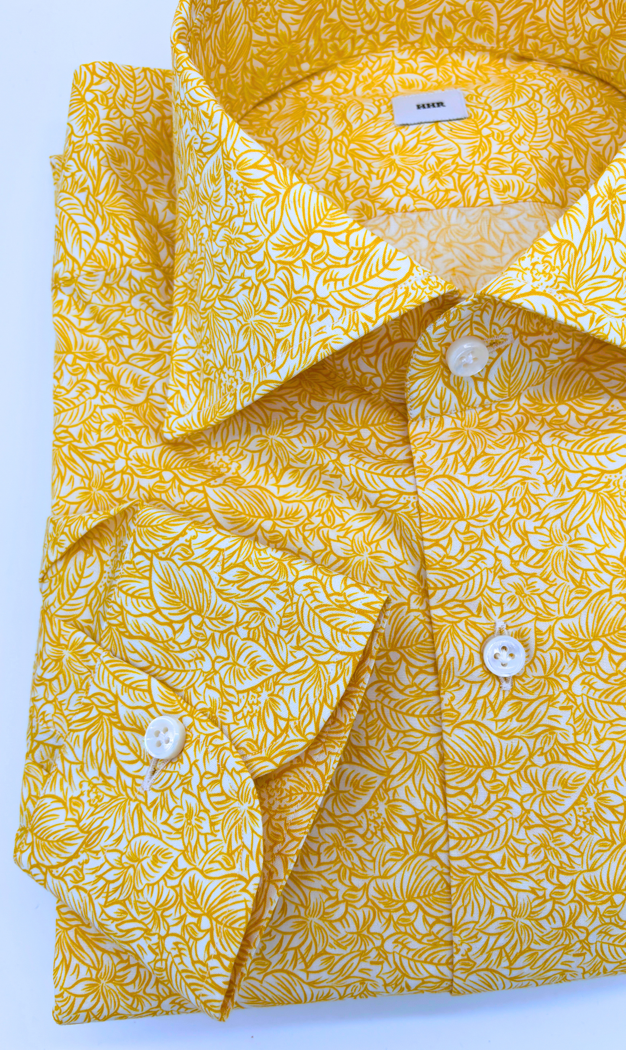 Manschetten und Perlmuttknöpfe des Slim-Fit-Hemds mit gelben Palmen Muster, gefertigt aus ägyptischer Baumwolle in Italien.