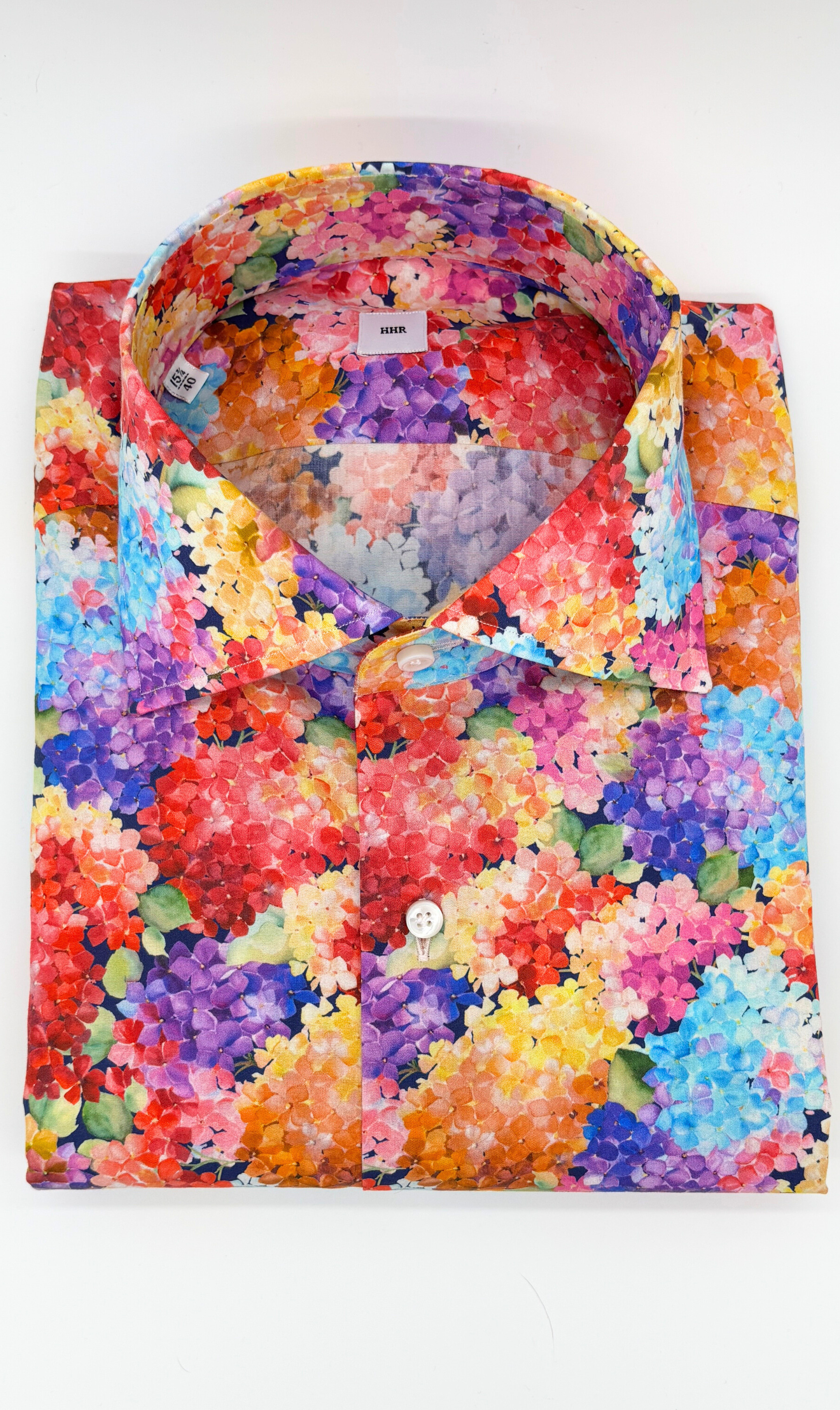 Nachhaltiges Herrenhemd mit bunte- Hortensien Muster, Slim-Fit-Schnitt, handgefertigt in Italien aus ägyptischer Baumwolle.