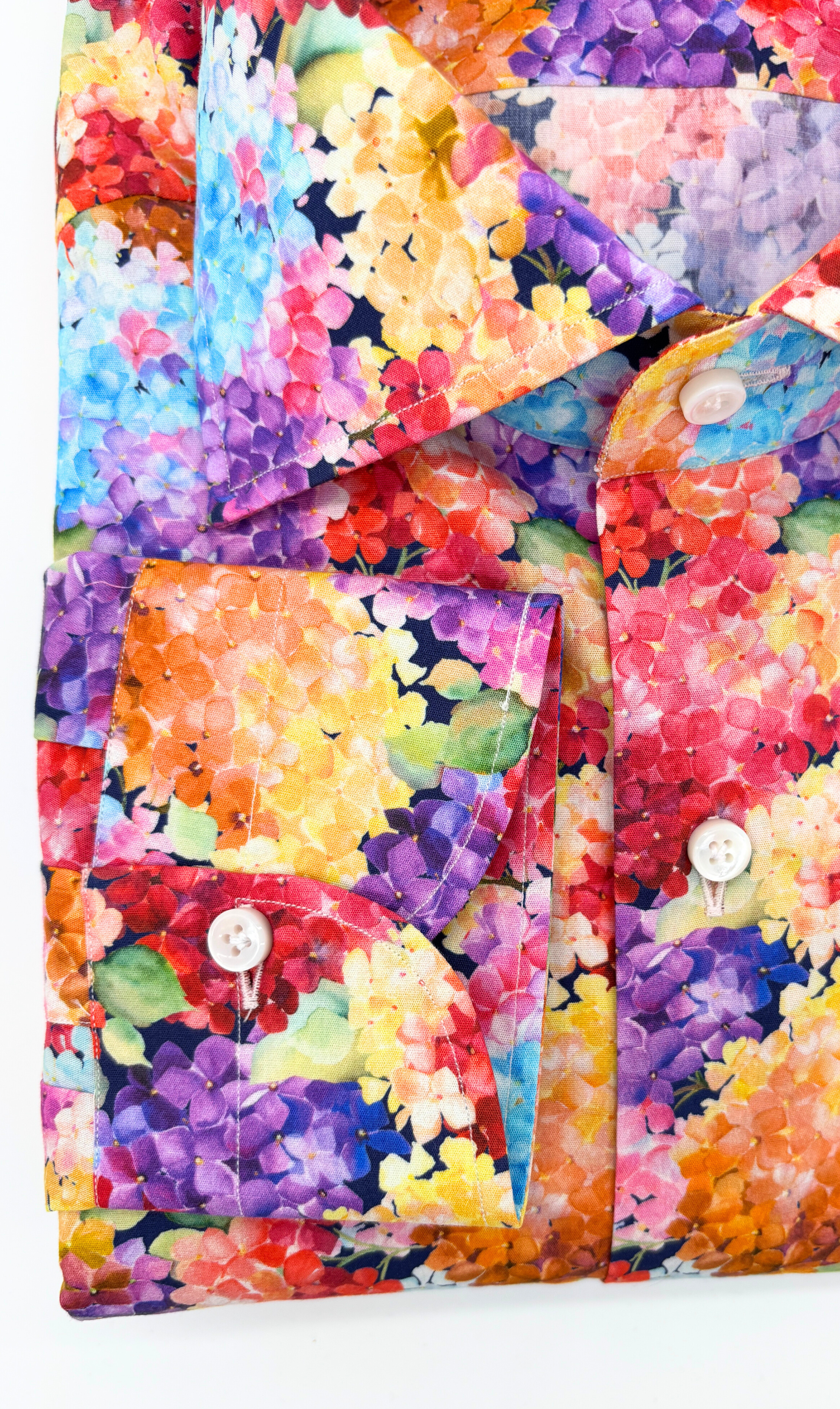 Manschetten und Perlmuttknöpfe des Slim-Fit-Hemds mit bunten-Hortensien Muster, gefertigt aus ägyptischer Baumwolle in Italien.